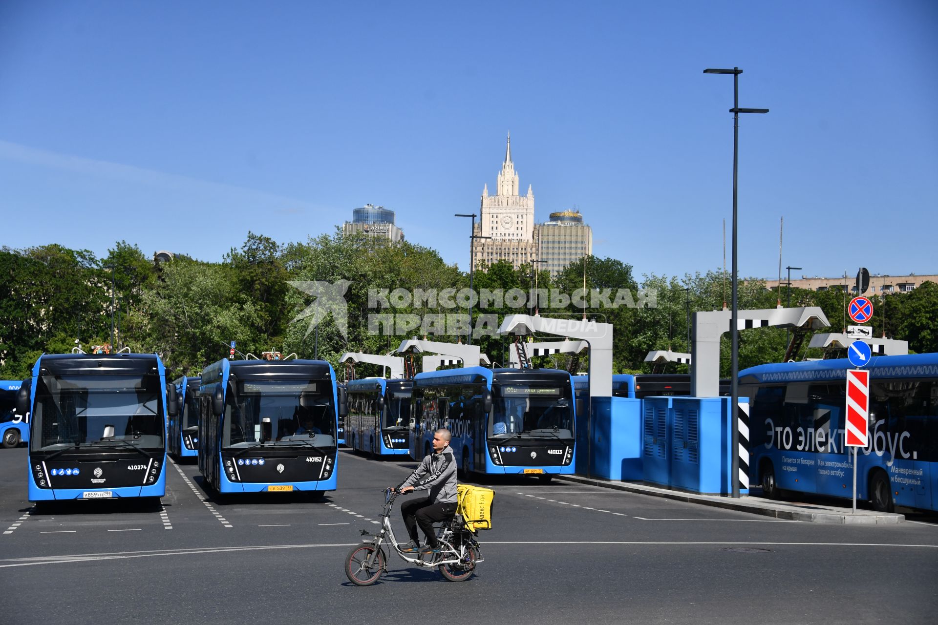 Москва. Электробусы на станции быстрой зарядки электротранспорта.