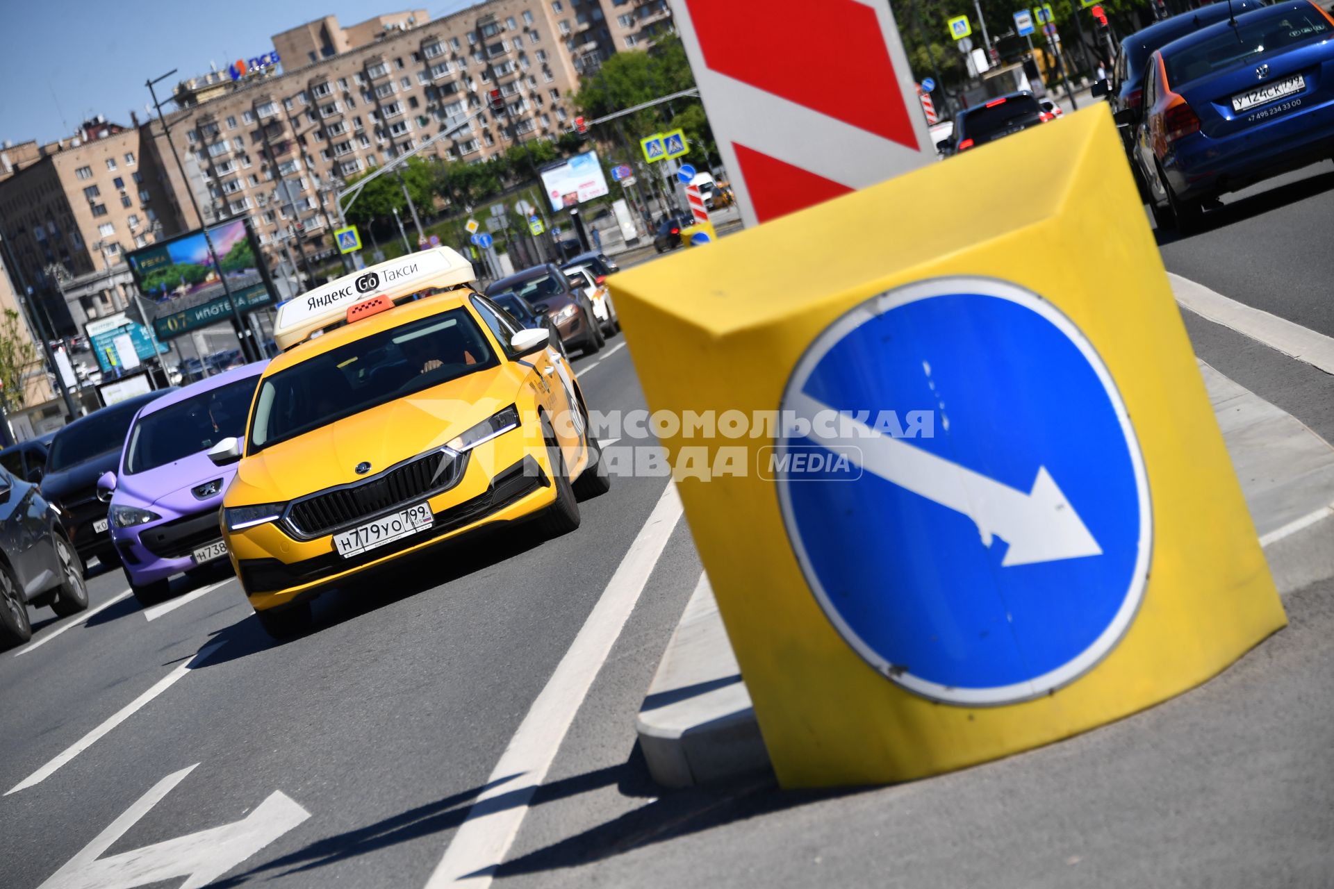 Москва. Автомобиль `Яндекс Go Такси` на одной из улиц города.