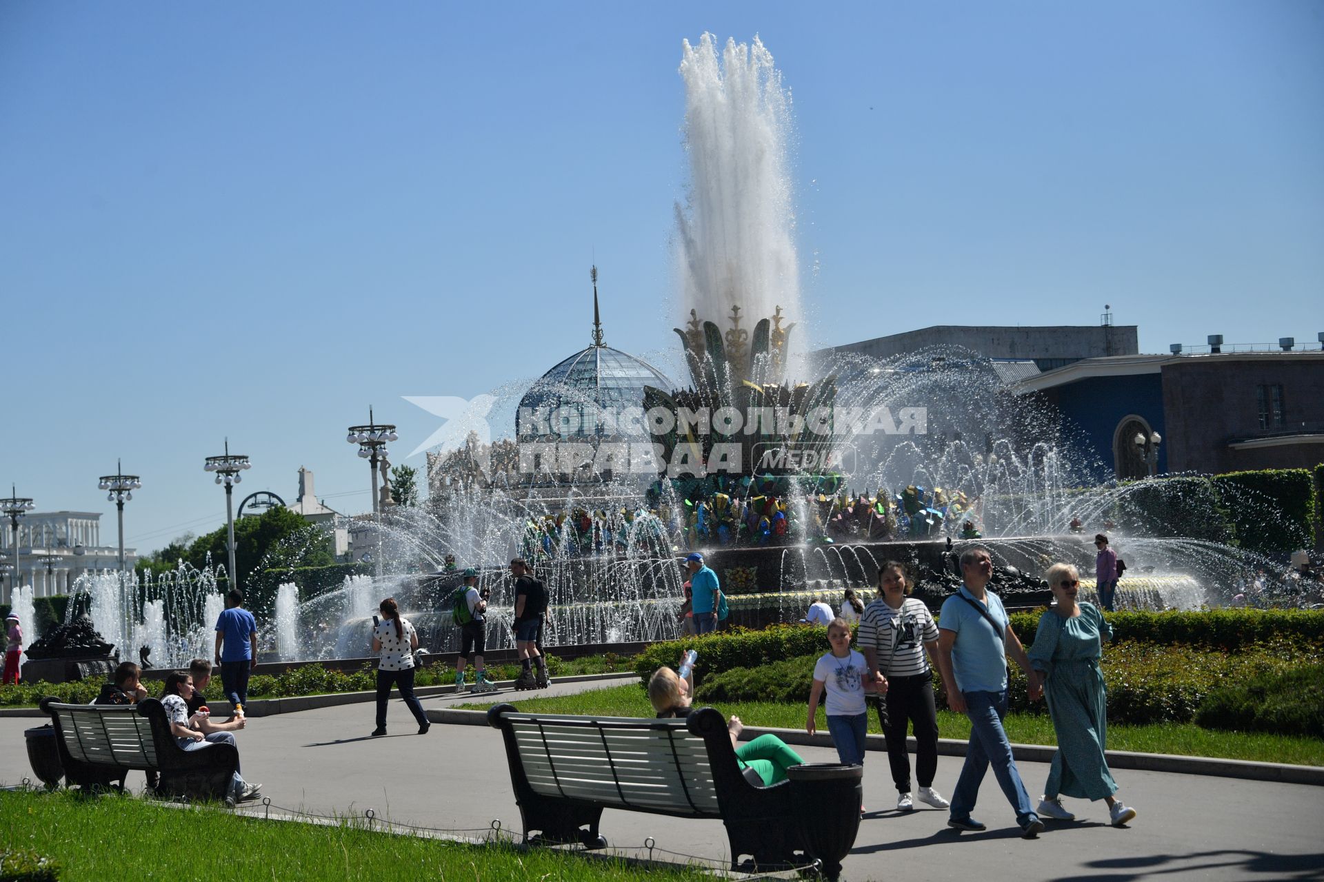 Москва. Прохожие у фонтана Каменный цветок на ВДНХ.