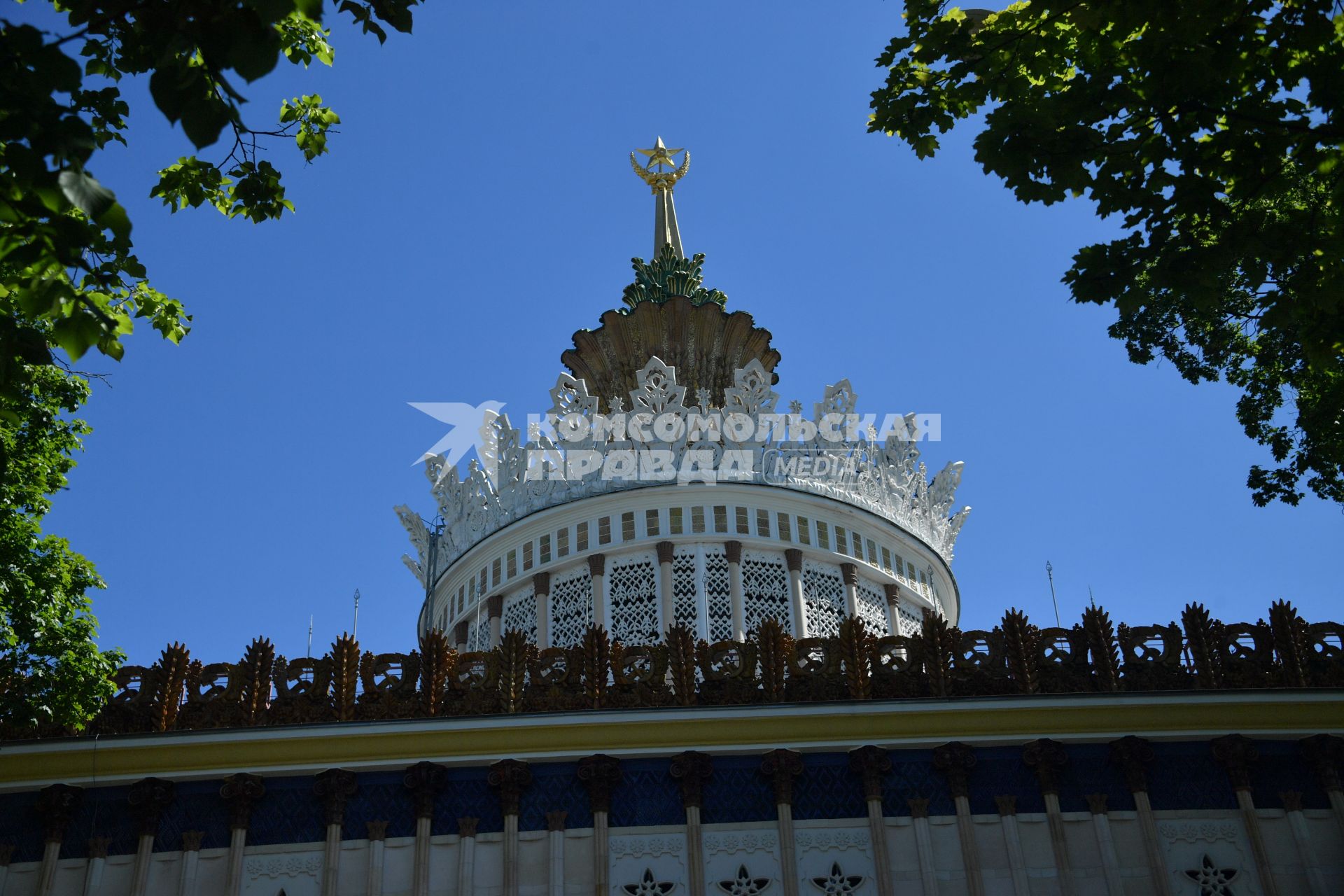 Москва.  Декоративное оформление одного из павильонов ВДНХ.