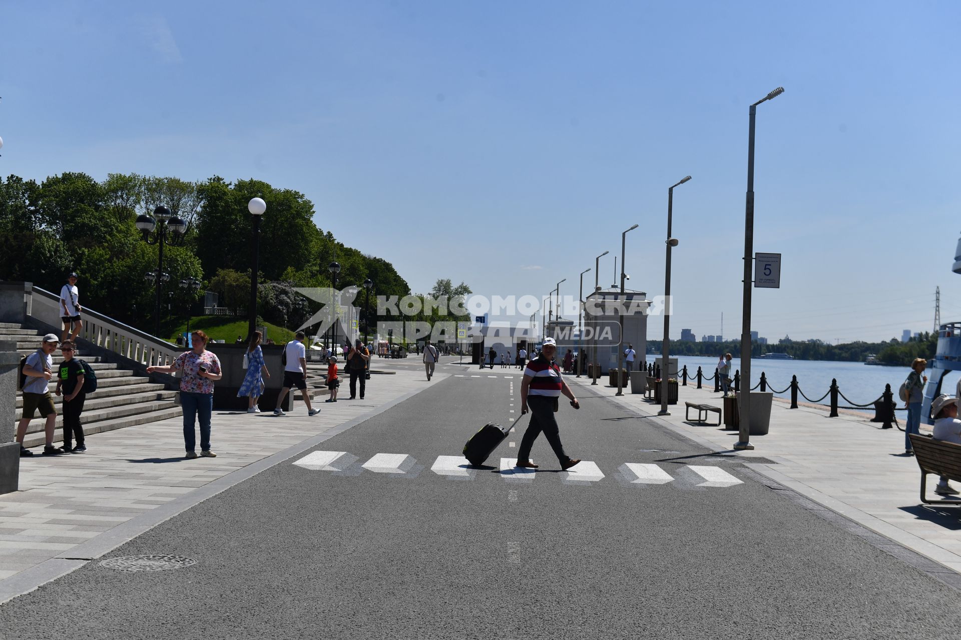 Москва.  Первый 3D пешеходный переход  появился на набережной у главного входа 
Северного речного вокзала.