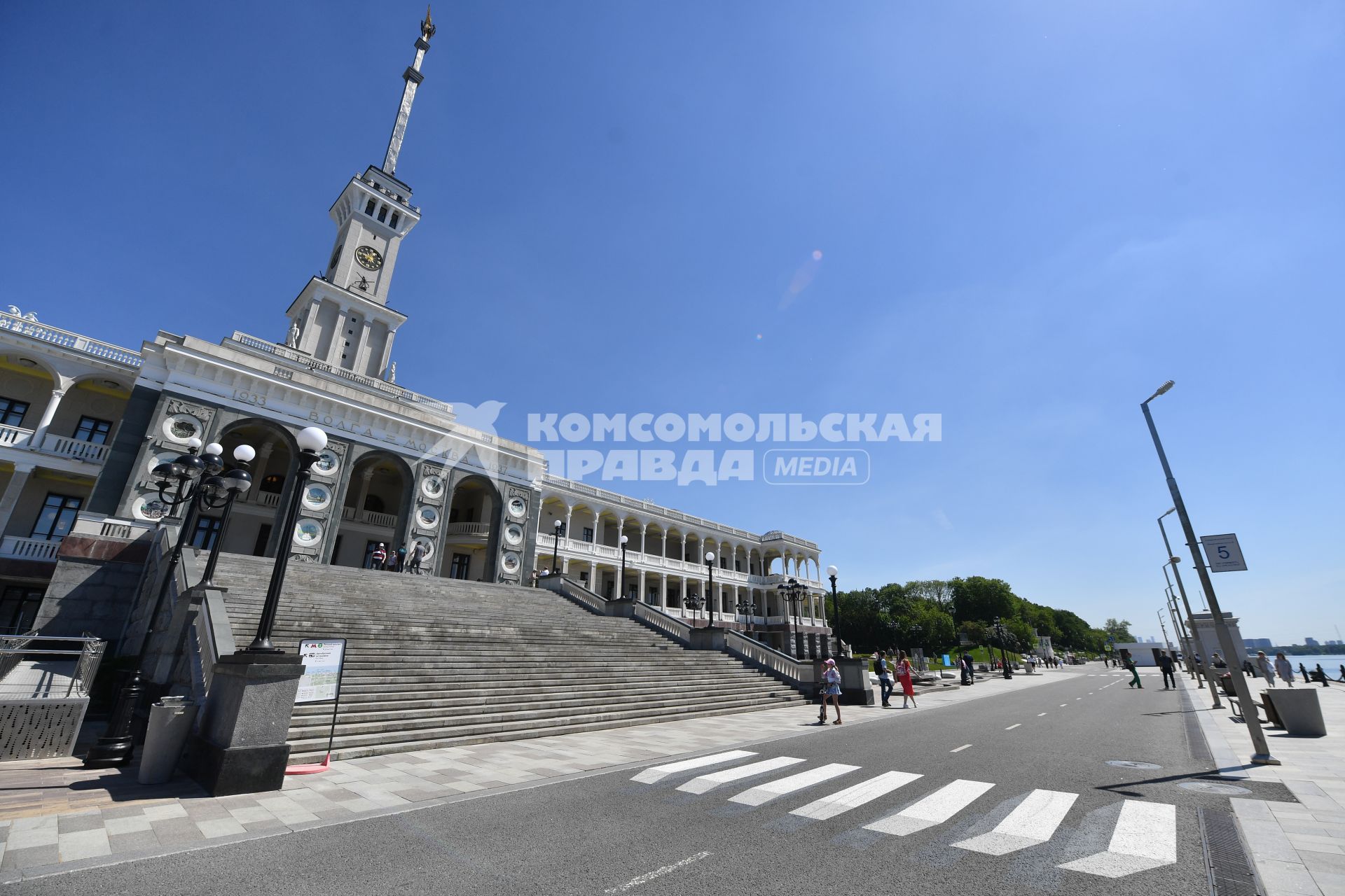 Москва.  Первый 3D пешеходный переход  появился на набережной у главного входа 
Северного речного вокзала.