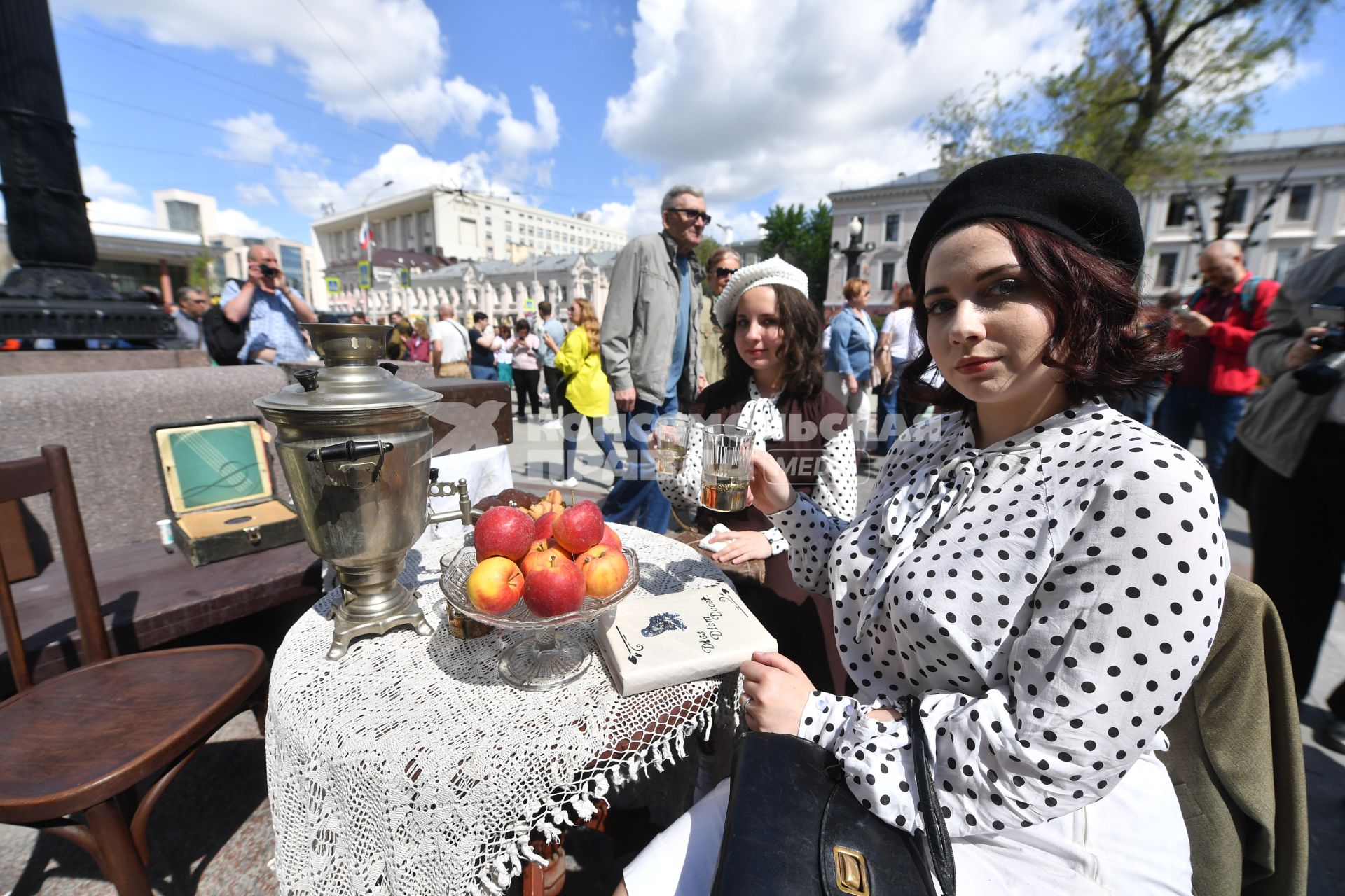 Москва. Посетители парада ретротранспорта на Чистопрудном бульваре.