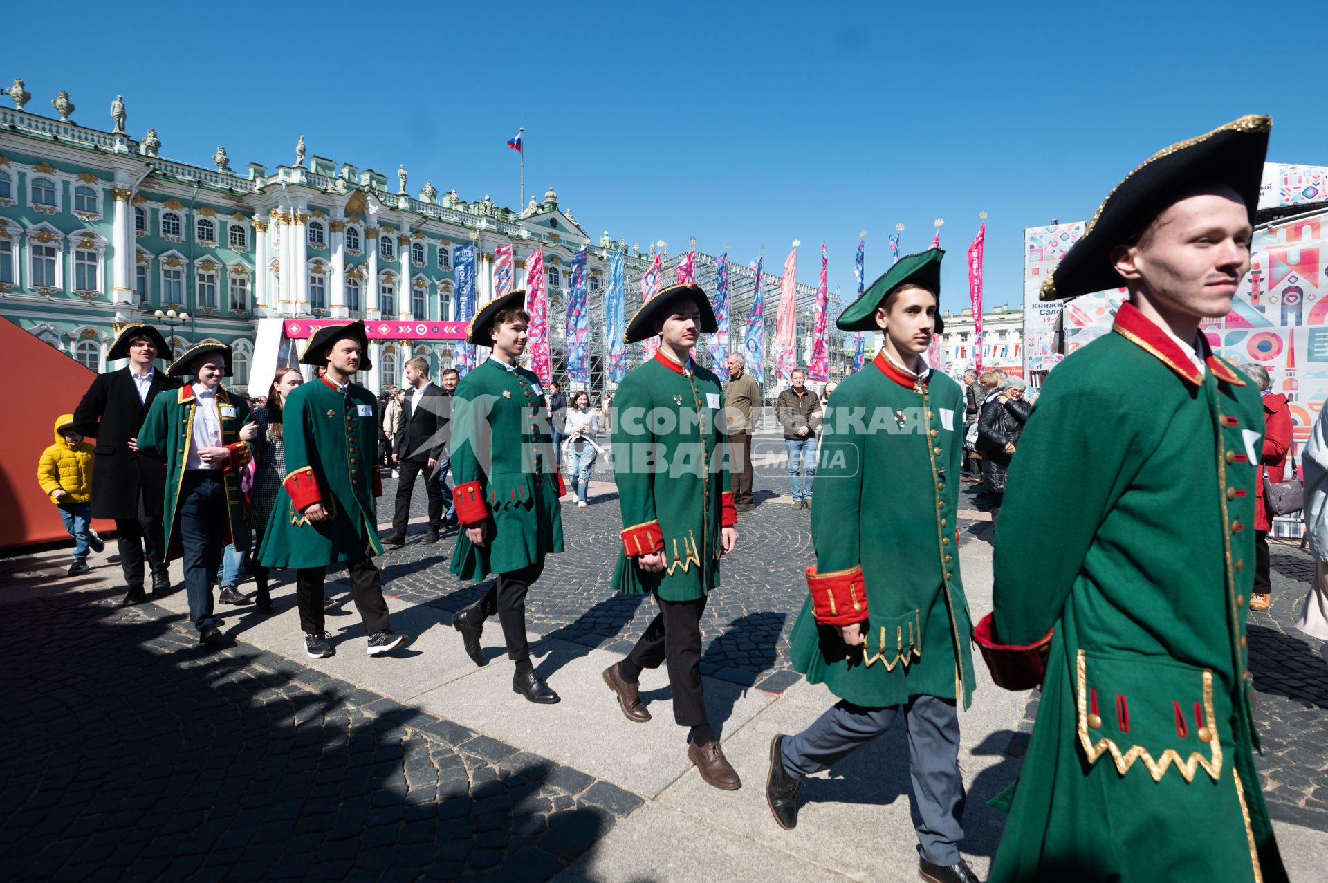 Санкт-Петербург.  На фестивале двойников Петров Первых, который организовала `Комсомольская правда-Петербург`к 350-летию со дня рождения великого императора.