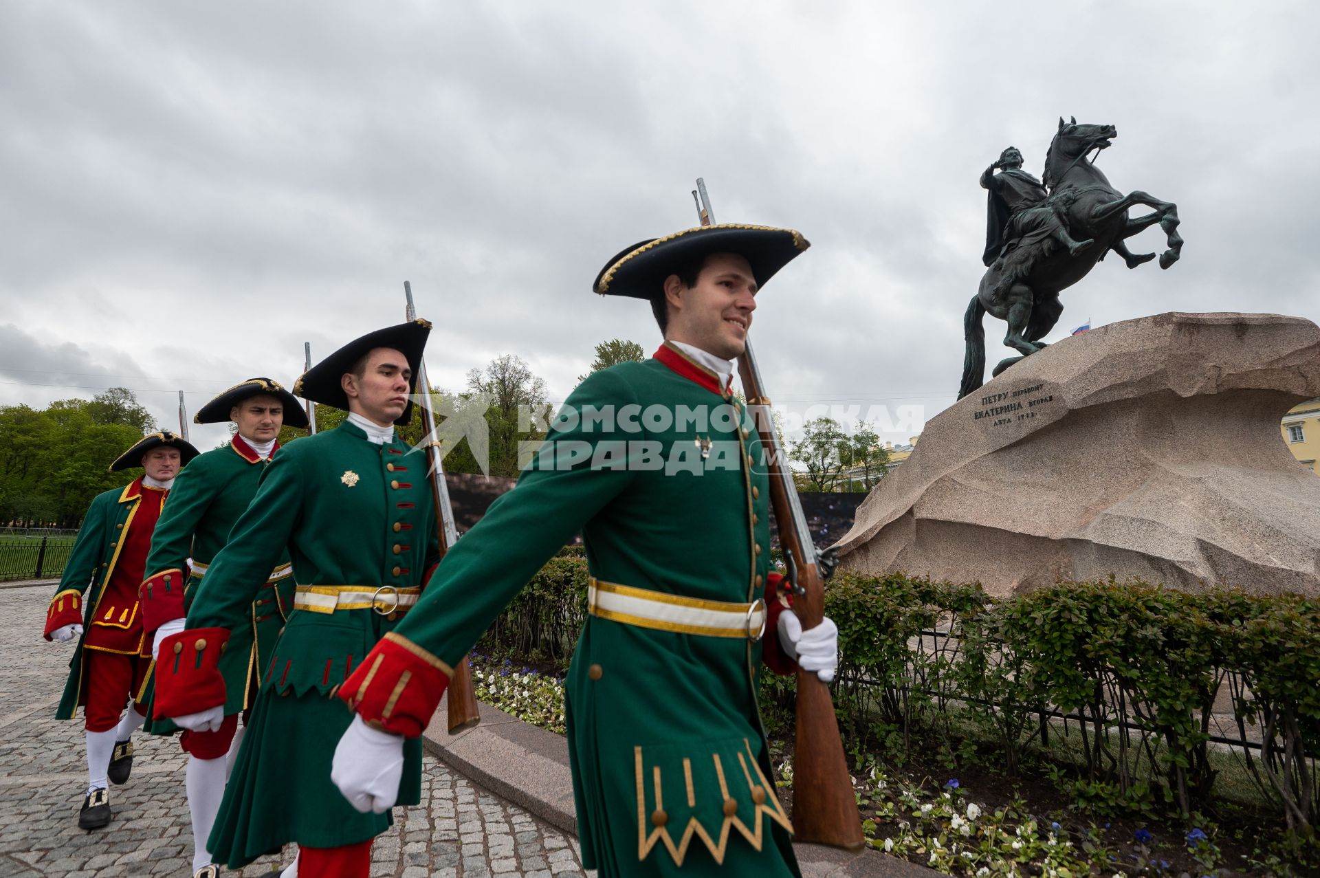 Санкт-Петербург.  Во время парада  на фестивале двойников Петров Первых, который организовала `Комсомольская правда-Петербург`к 350-летию со дня рождения великого императора.