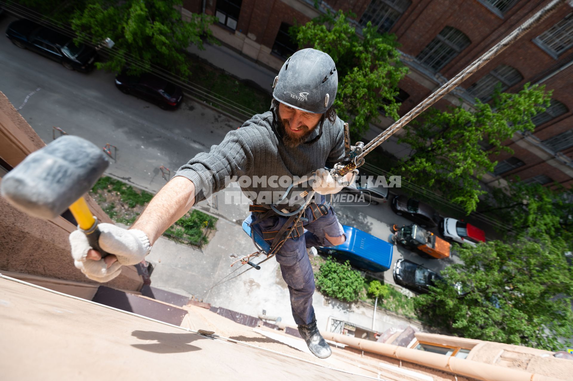 Санкт-Петербург. Промышленный альпинист во время ремонта фасада жилого дома.