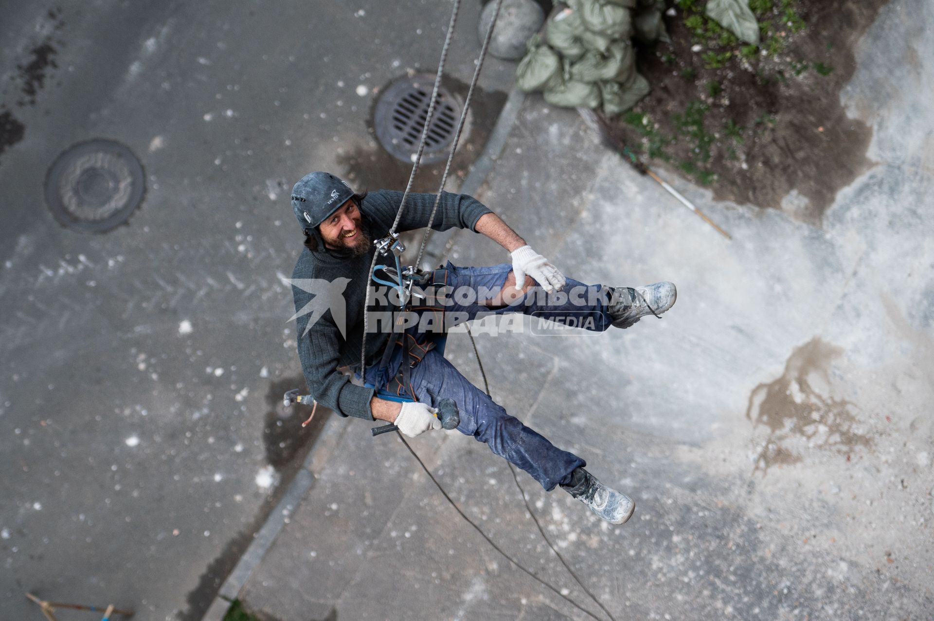 Санкт-Петербург. Промышленный альпинист во время ремонта фасада жилого дома.