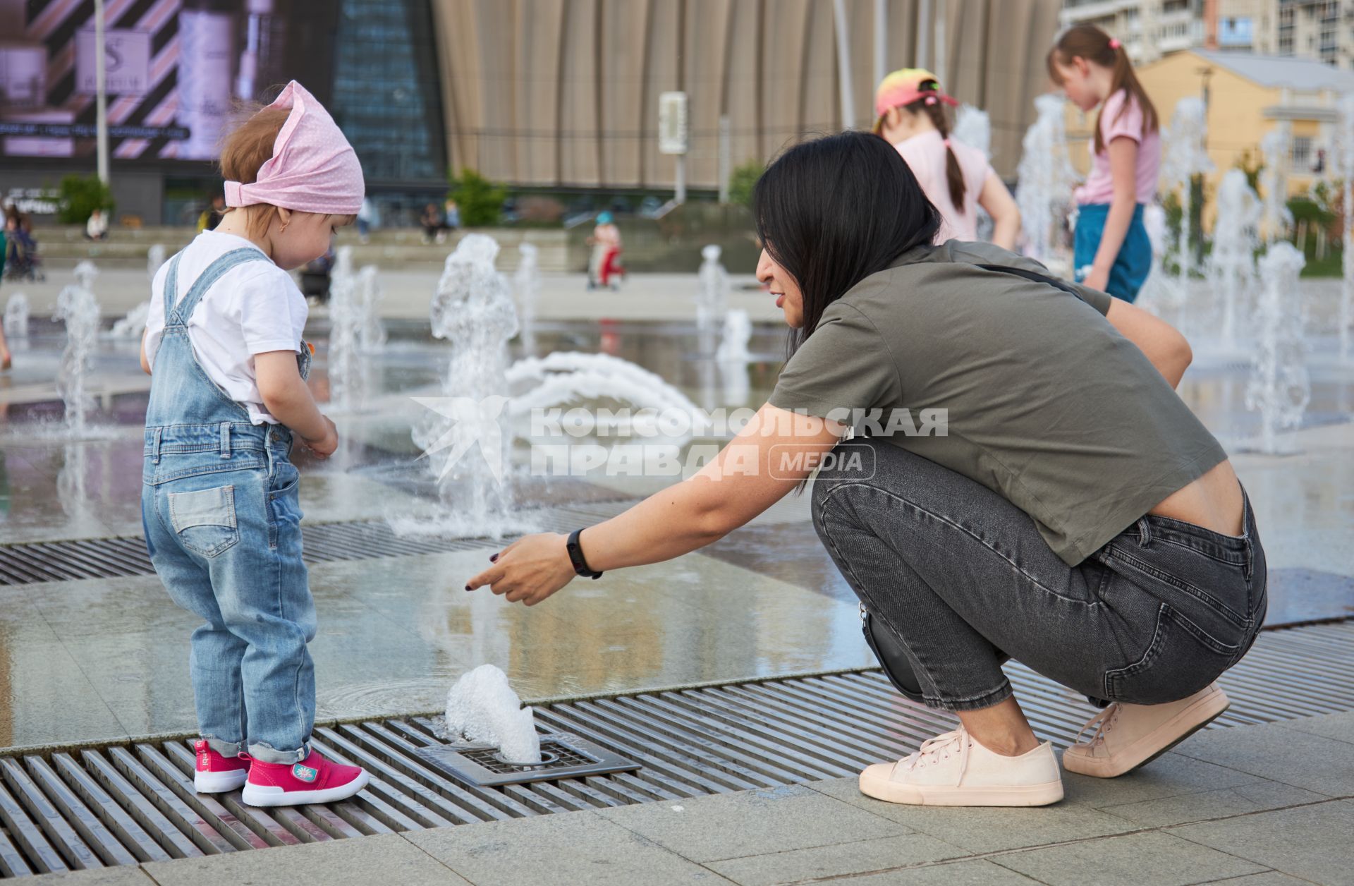Пермь. Женщина с ребенком у танцующих фонтанов.