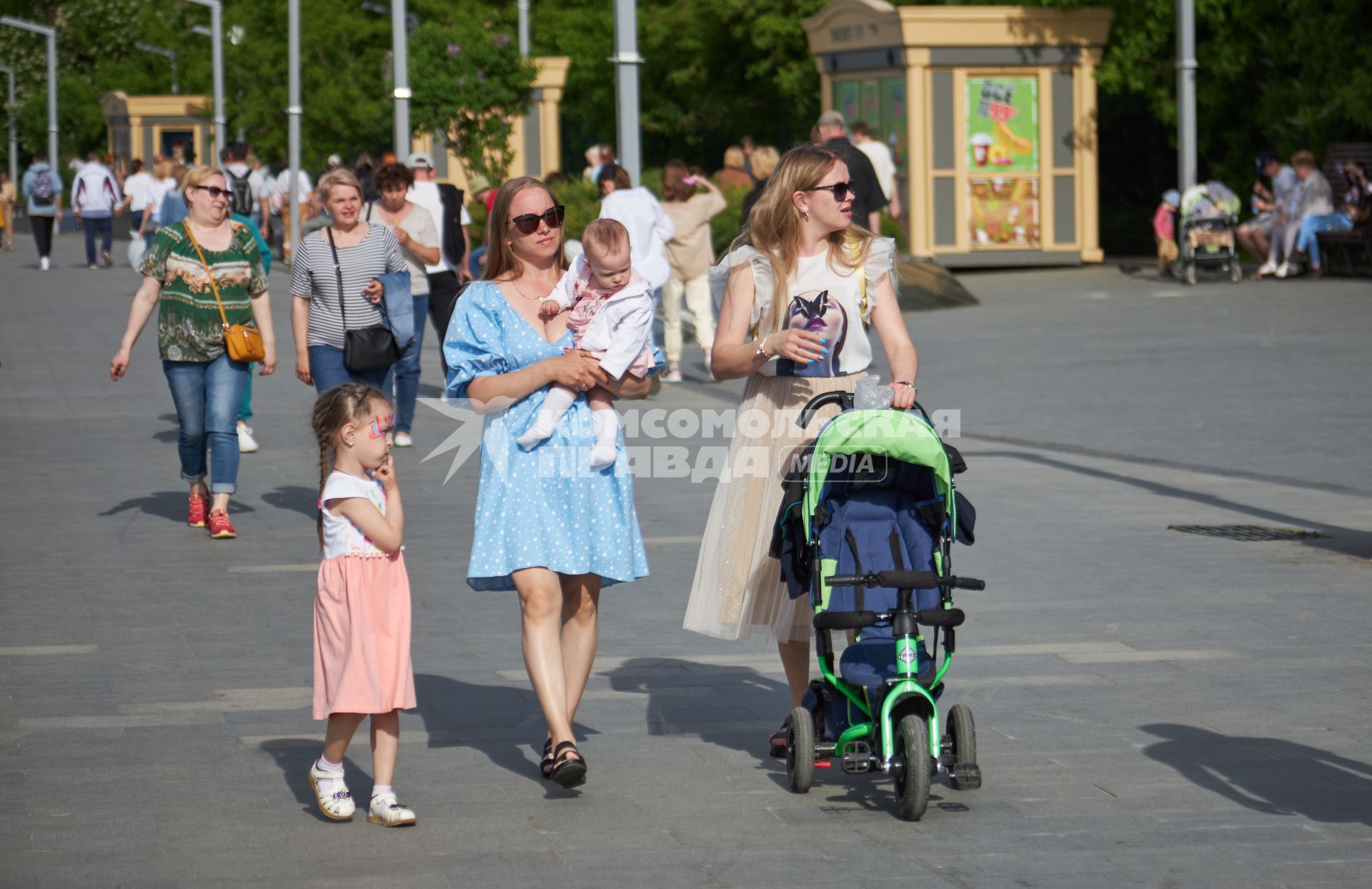Пермь. Мамы с детьми гуляют по улице.