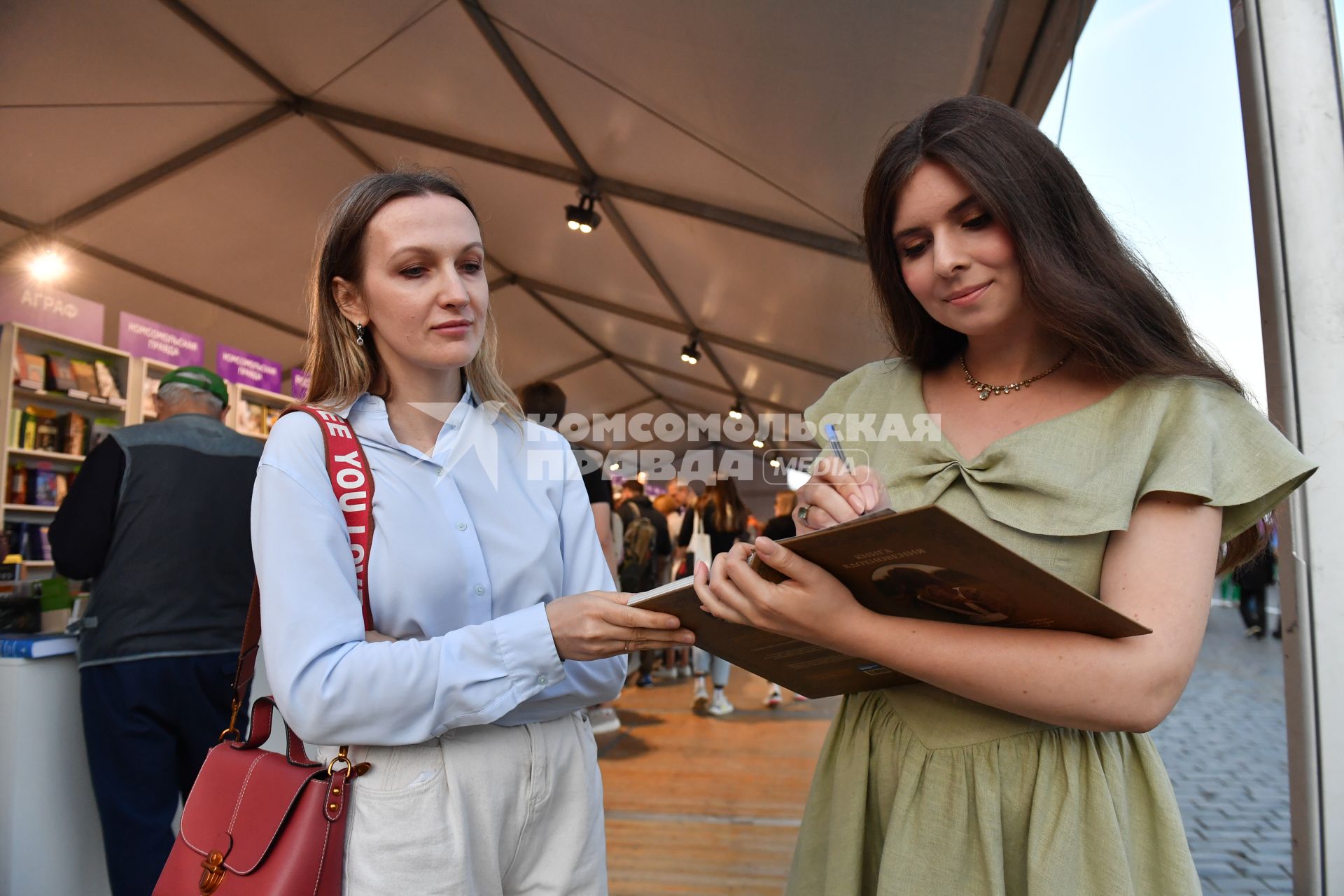 Москва. Автор `Книги вдохновения` Дарья Левина (справа) во время презентации на VIII книжном фестивале `Красная площадь `.