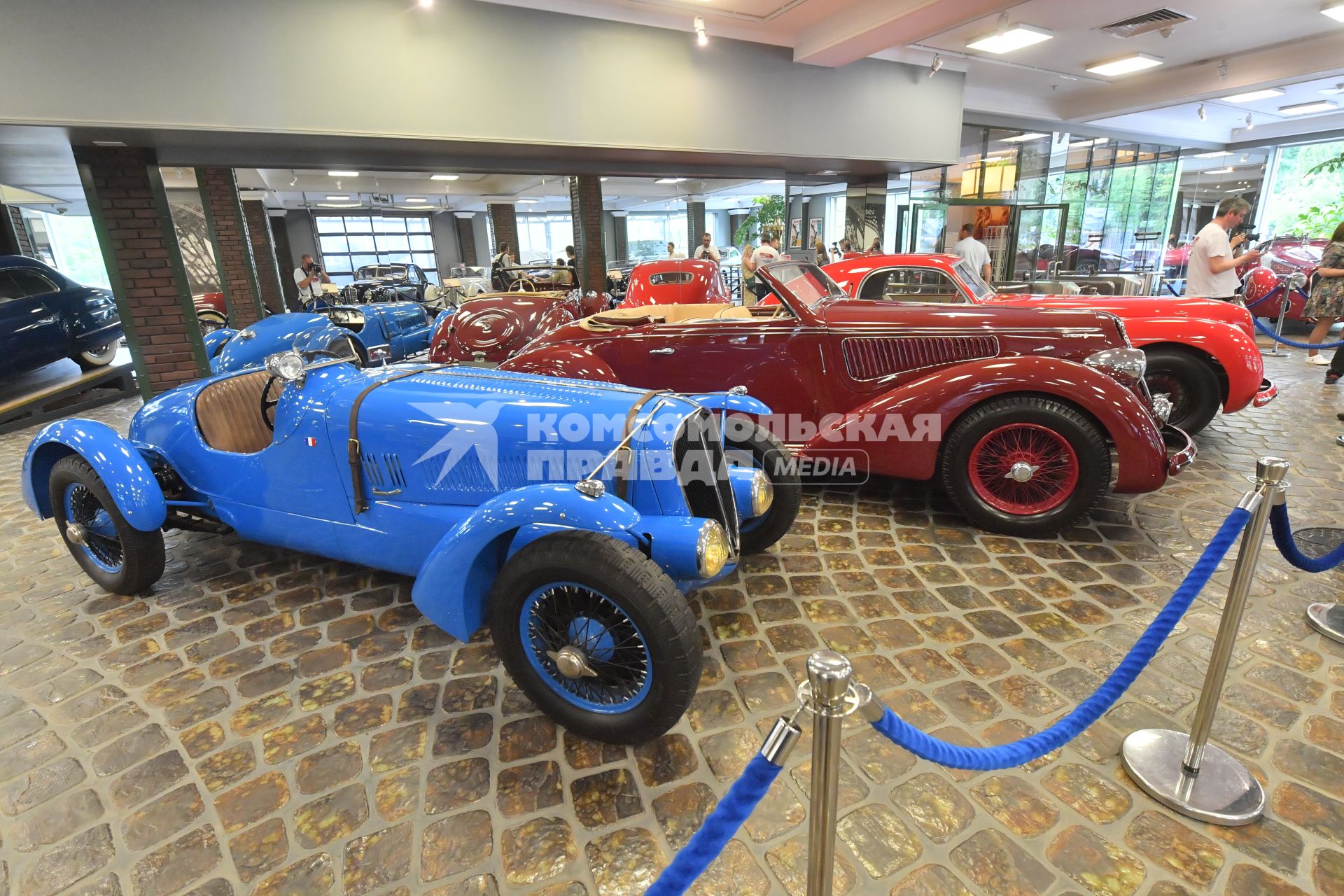 Московская область. Автомобиль Delahaye 135 (слева) в музее техники Вадима Задорожного.