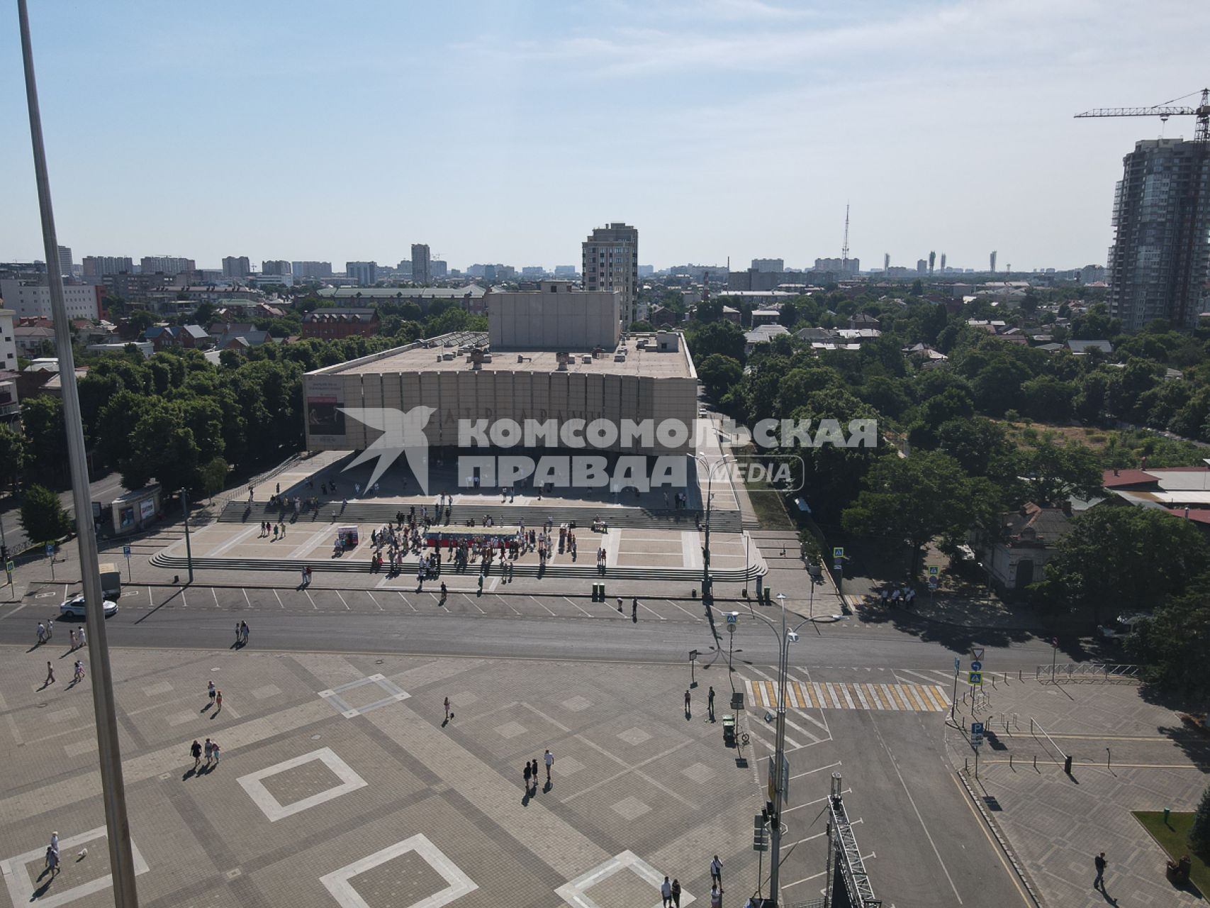 Краснодар. Самый большой  флаг России из роз собрали на главной площади города  к празднику День России.
