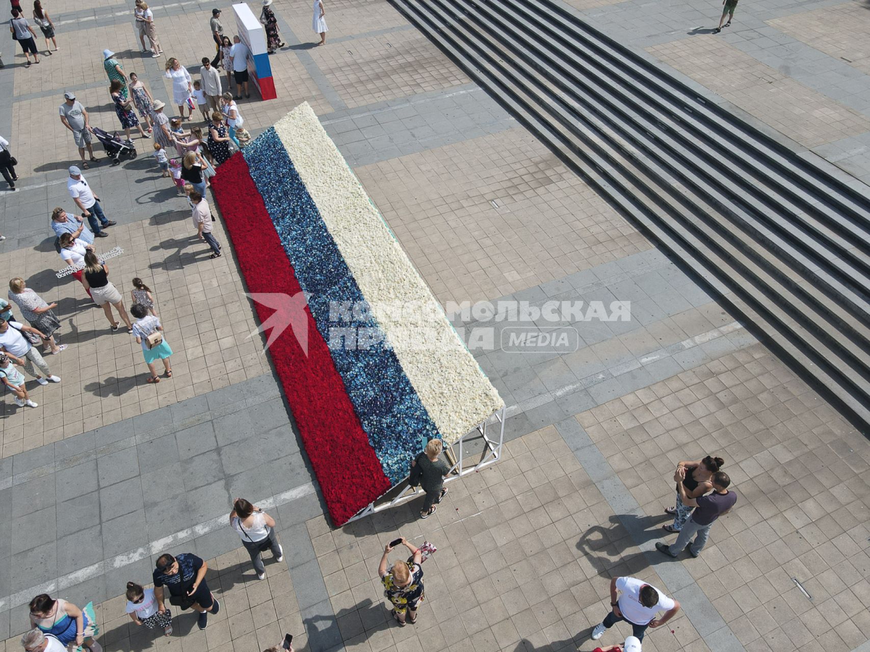 Краснодар. Самый большой  флаг России из роз собрали на главной площади города  к празднику День России.