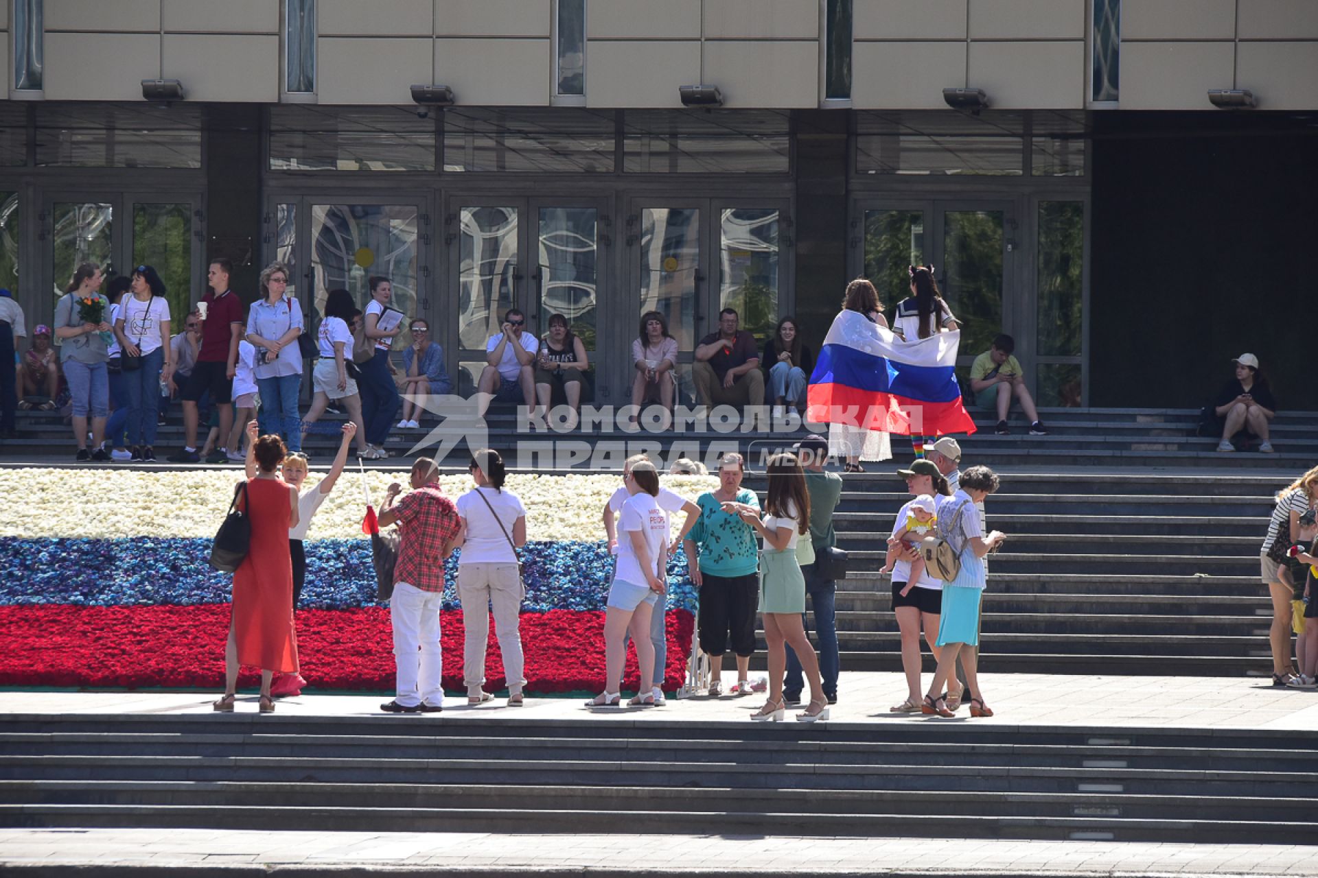 Краснодар. Самый большой  флаг России из роз собрали на главной площади города  к празднику День России.