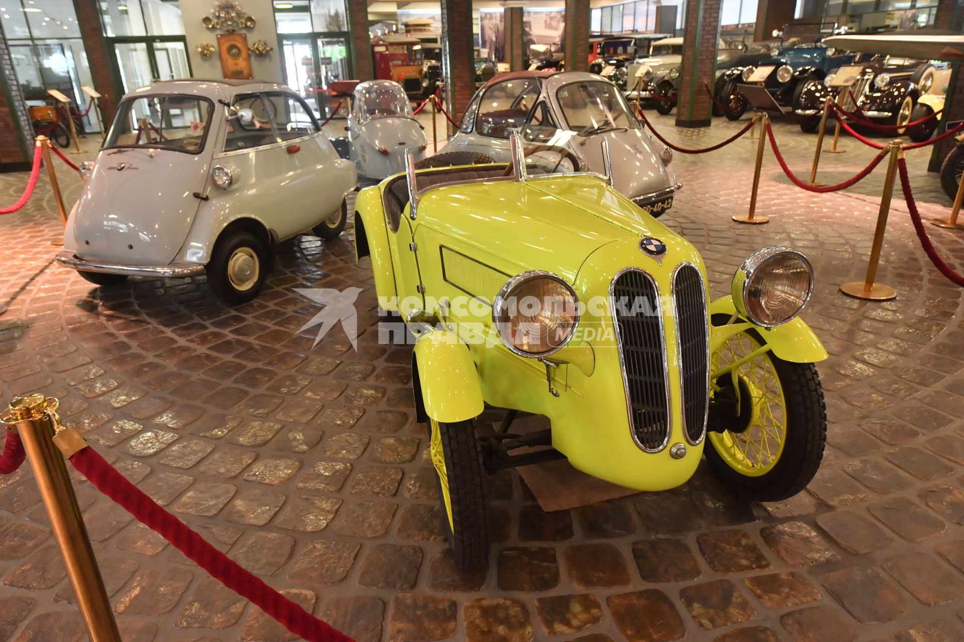 Московская область. Автомобиль BMW Isetta 300 и автомобиль BMW da3 Wartburg (слева направо) в музее техники Вадима Задорожного.