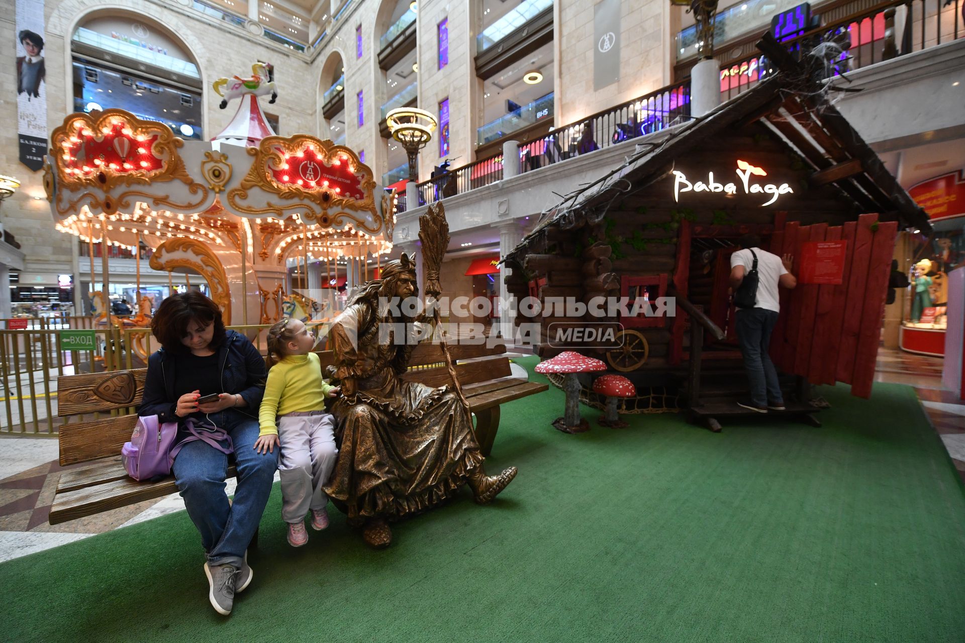 Москва.  В `Центральном Детском Магазине на Лубянке` появилась резиденция Бабы Яги.