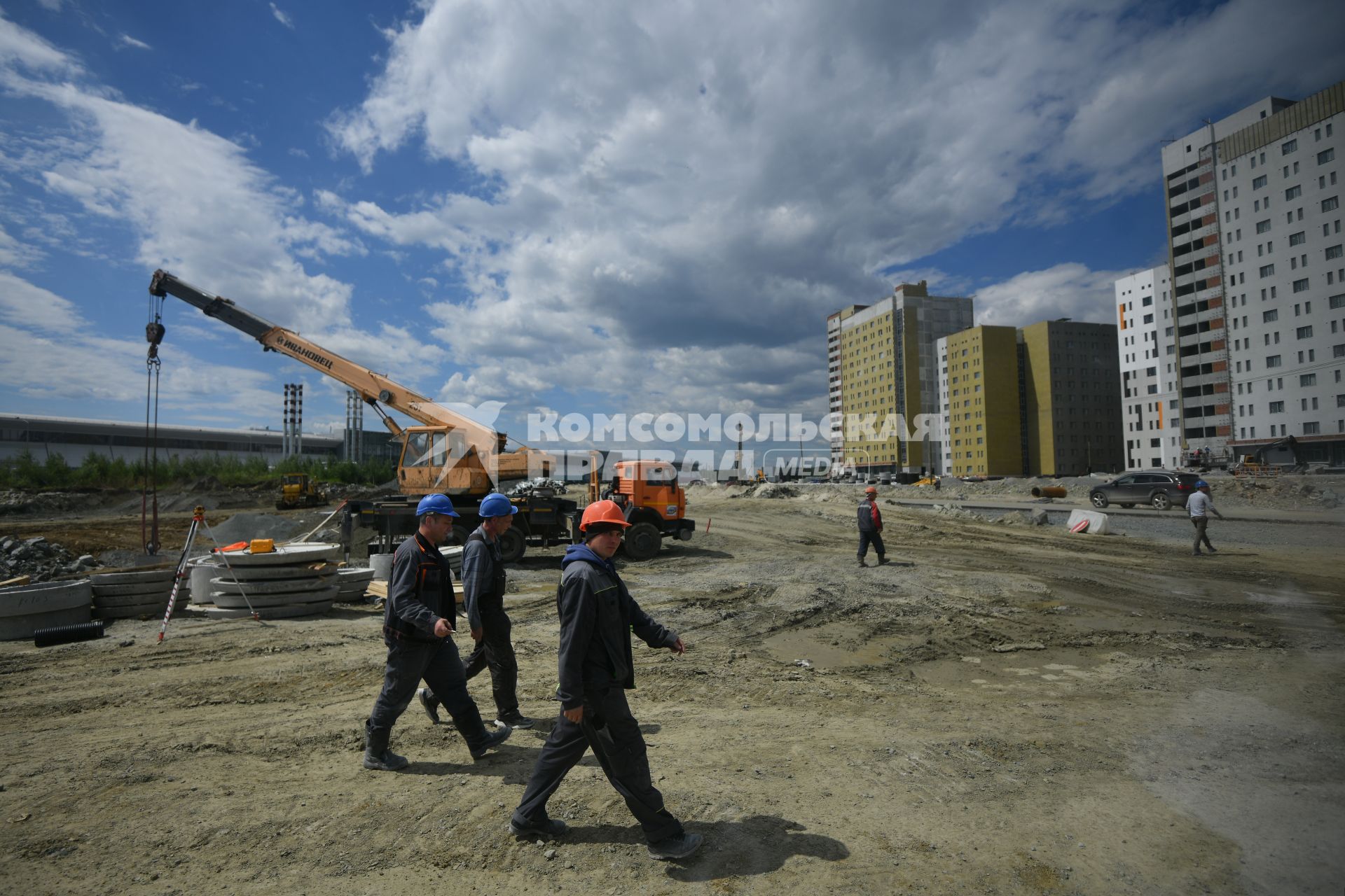 Екатеринбург. Рабочие на территории строящейся Деревни Универсиады-2023, проведение которой отложено на неопределенный срок, из-за введения санкций после начала военной специальной опреации на Украине.