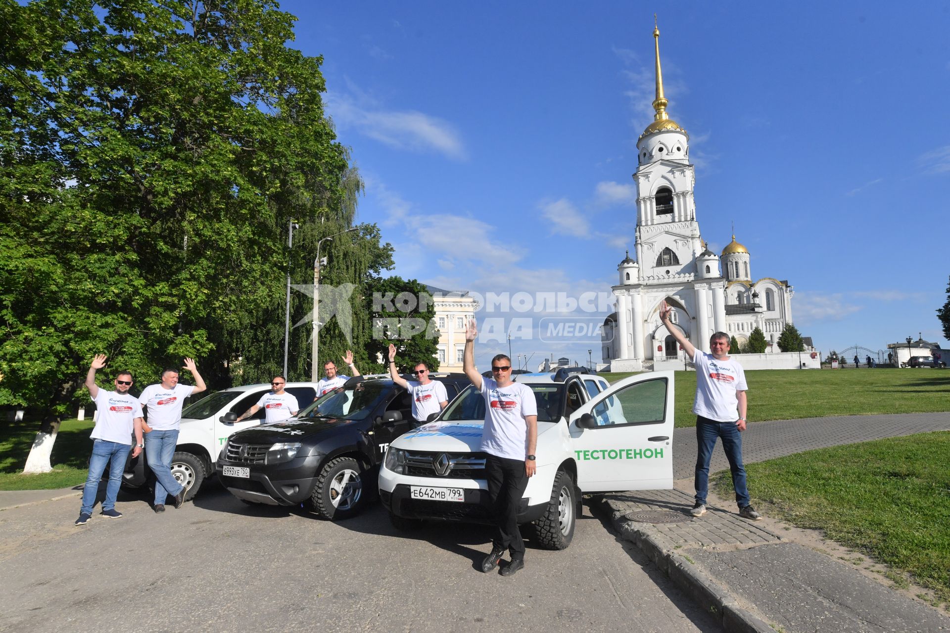 Владимир. Участники автопробега КП `Летняя перезагрузка` автоблогер Сергей Ефимов (слева) и автоблогер Сергей `Энергетик` Николаев (второй справа) у Свято-Успенского Кафедрального собора.