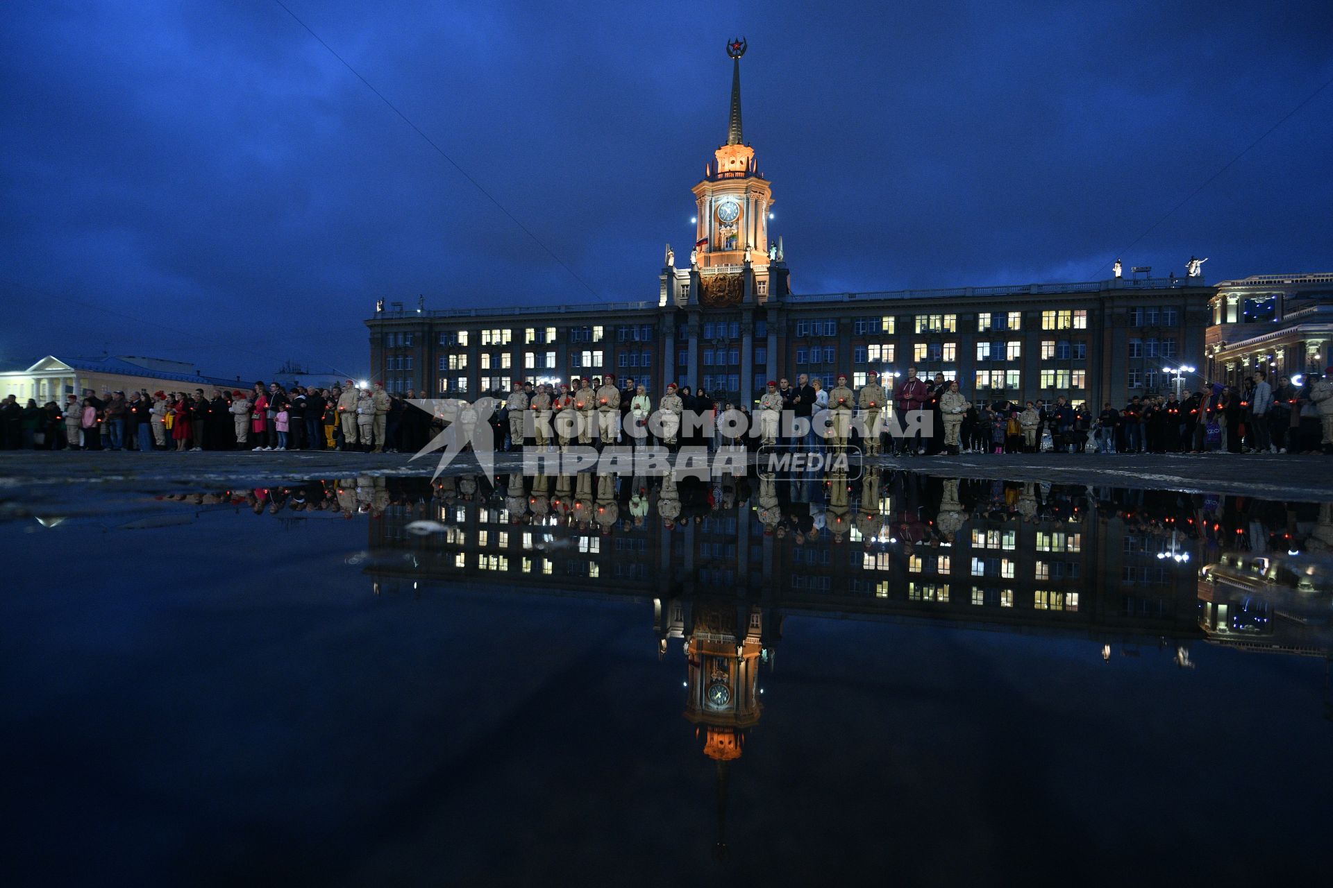 Екатеринбург. Участники всероссийской гражданской  мемориальной акции \'Свеча памяти\' в память о начале Великой Отечественной войны, во время шествия с зажжеными свечами