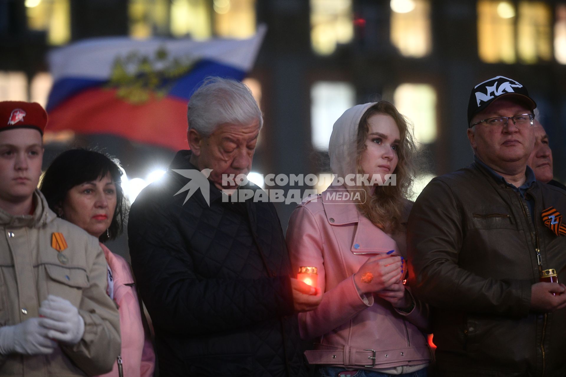 Екатеринбург. Участники всероссийской гражданской  мемориальной акции \'Свеча памяти\' в память о начале Великой Отечественной войны, во время шествия с зажжеными свечами