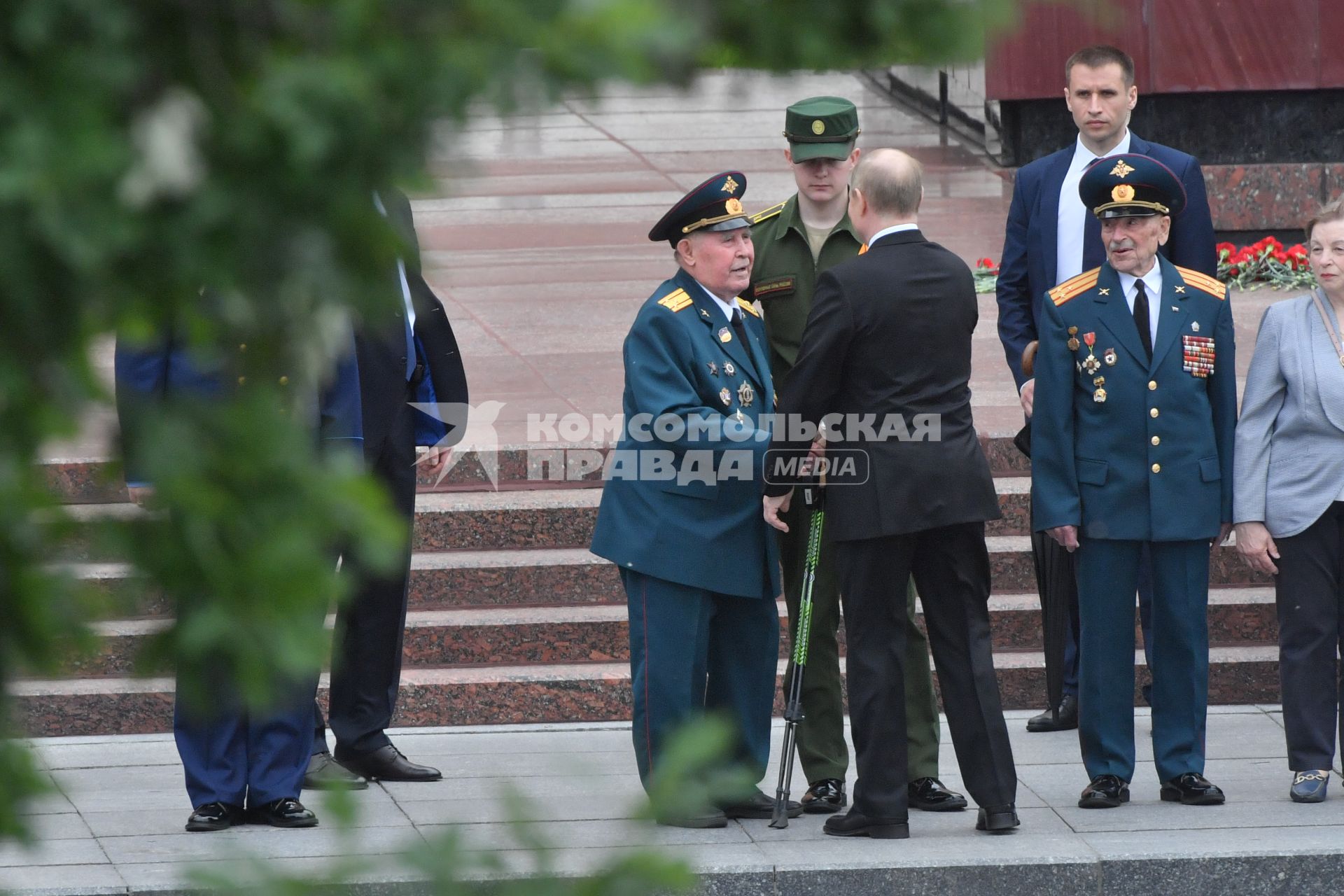 Москва. Президент России Владимир Путин во время церемонии возложения венков к Могиле Неизвестного Солдата в День памяти и скорби в 81-ю годовщину начала Великой Отечественной войны.