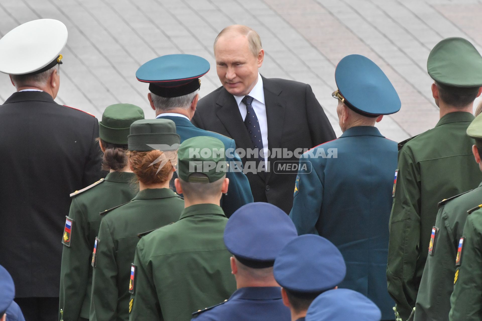 Москва. Президент России Владимир Путин во время церемонии возложения венков к Могиле Неизвестного Солдата в День памяти и скорби в 81-ю годовщину начала Великой Отечественной войны.