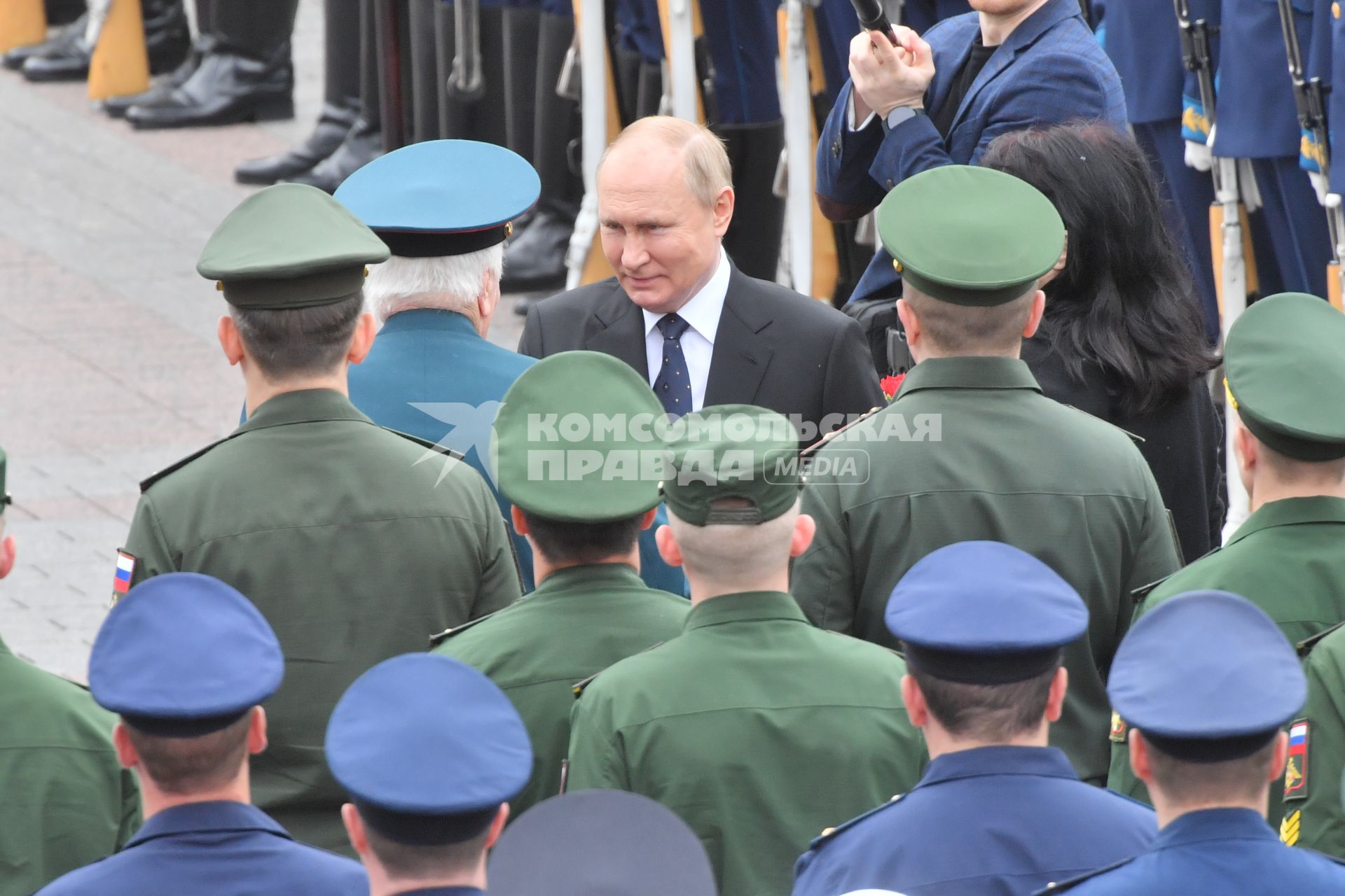 Москва. Президент России Владимир Путин во время церемонии возложения венков к Могиле Неизвестного Солдата в День памяти и скорби в 81-ю годовщину начала Великой Отечественной войны.