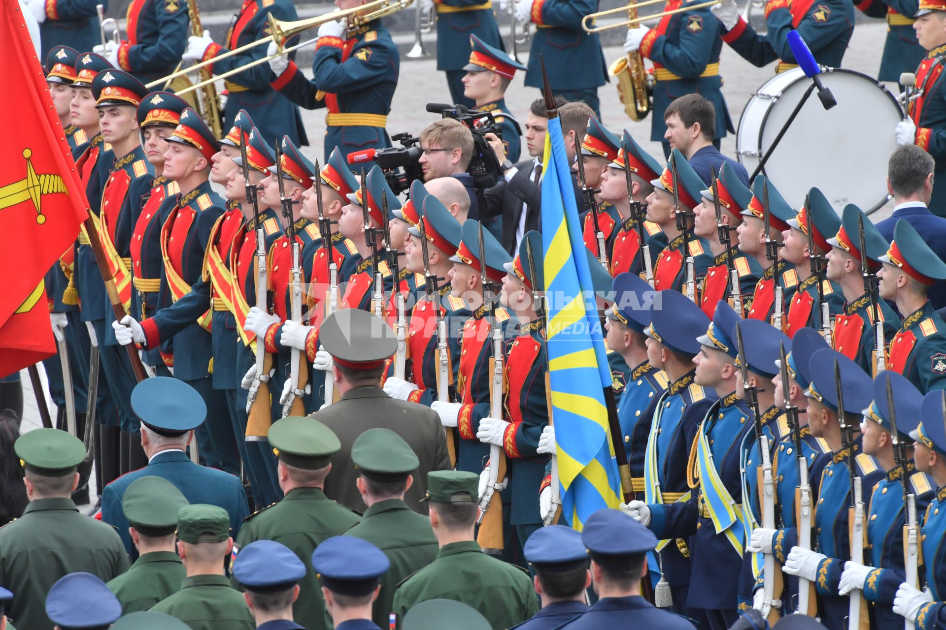 Москва. Военнослужащие во время церемонии возложения венков к Могиле Неизвестного Солдата в День памяти и скорби в 81-ю годовщину начала Великой Отечественной войны.