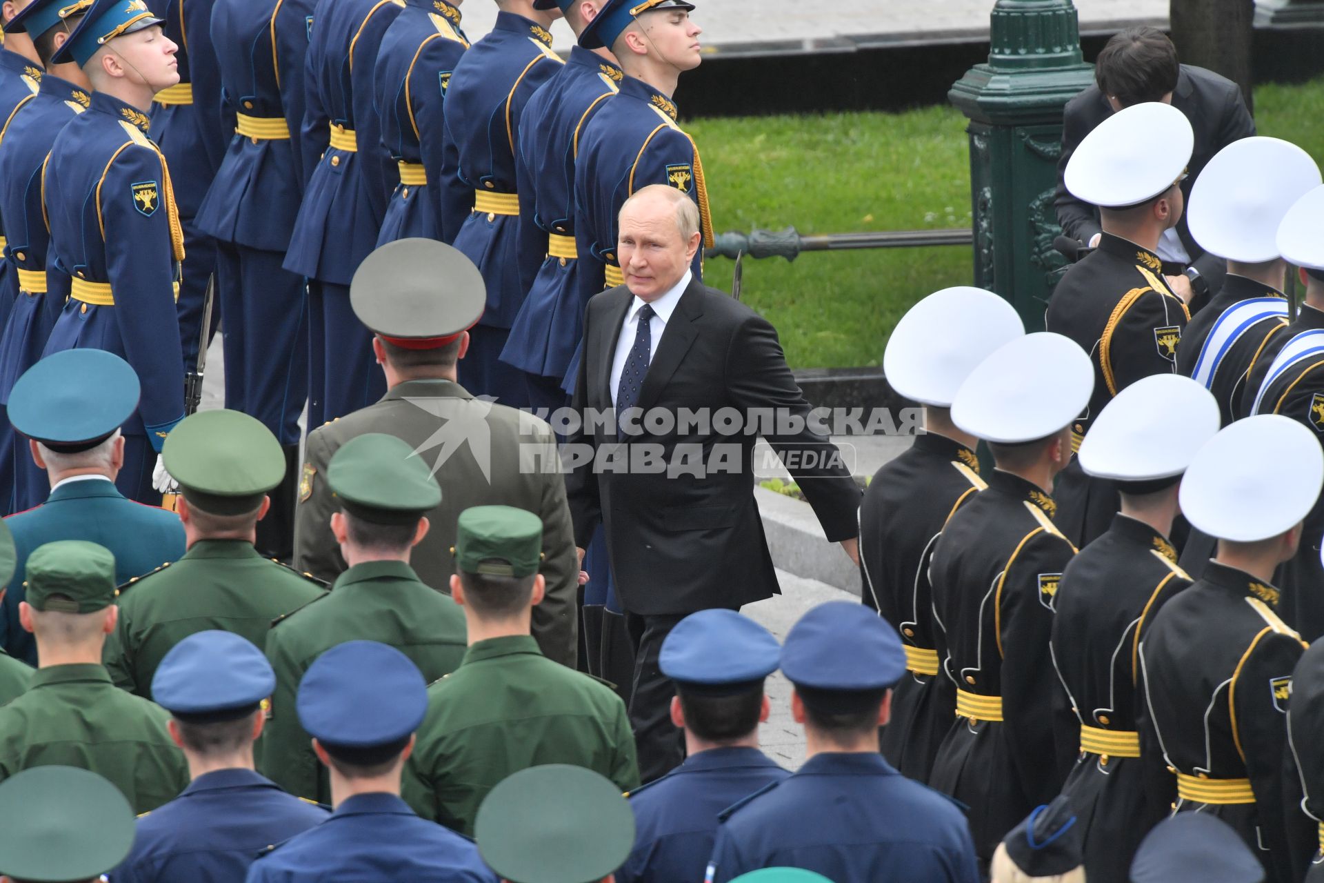 Москва. Президент России Владимир Путин во время церемонии возложения венков к Могиле Неизвестного Солдата в День памяти и скорби в 81-ю годовщину начала Великой Отечественной войны.