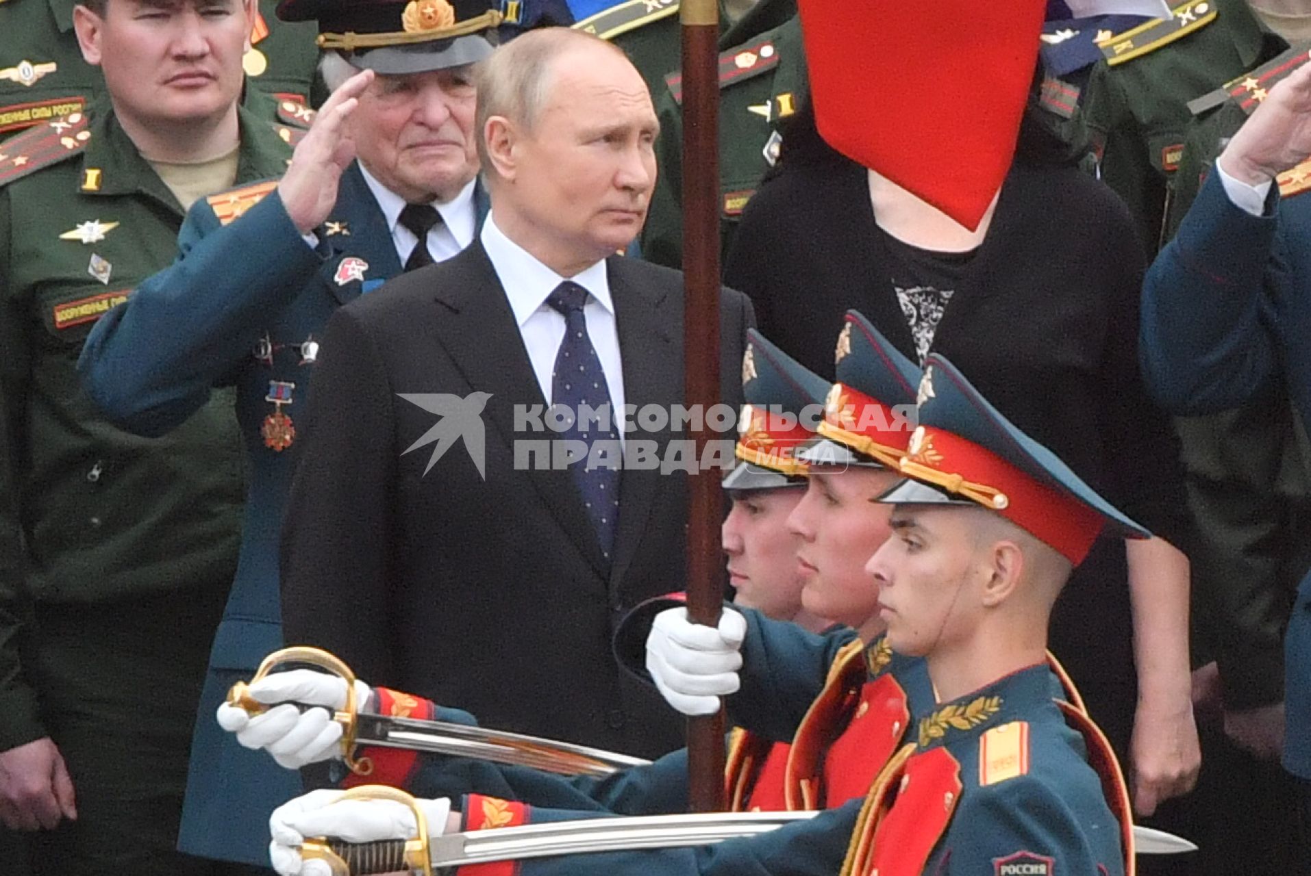 Москва. Президент России Владимир Путин во время церемонии возложения венков к Могиле Неизвестного Солдата в День памяти и скорби в 81-ю годовщину начала Великой Отечественной войны.