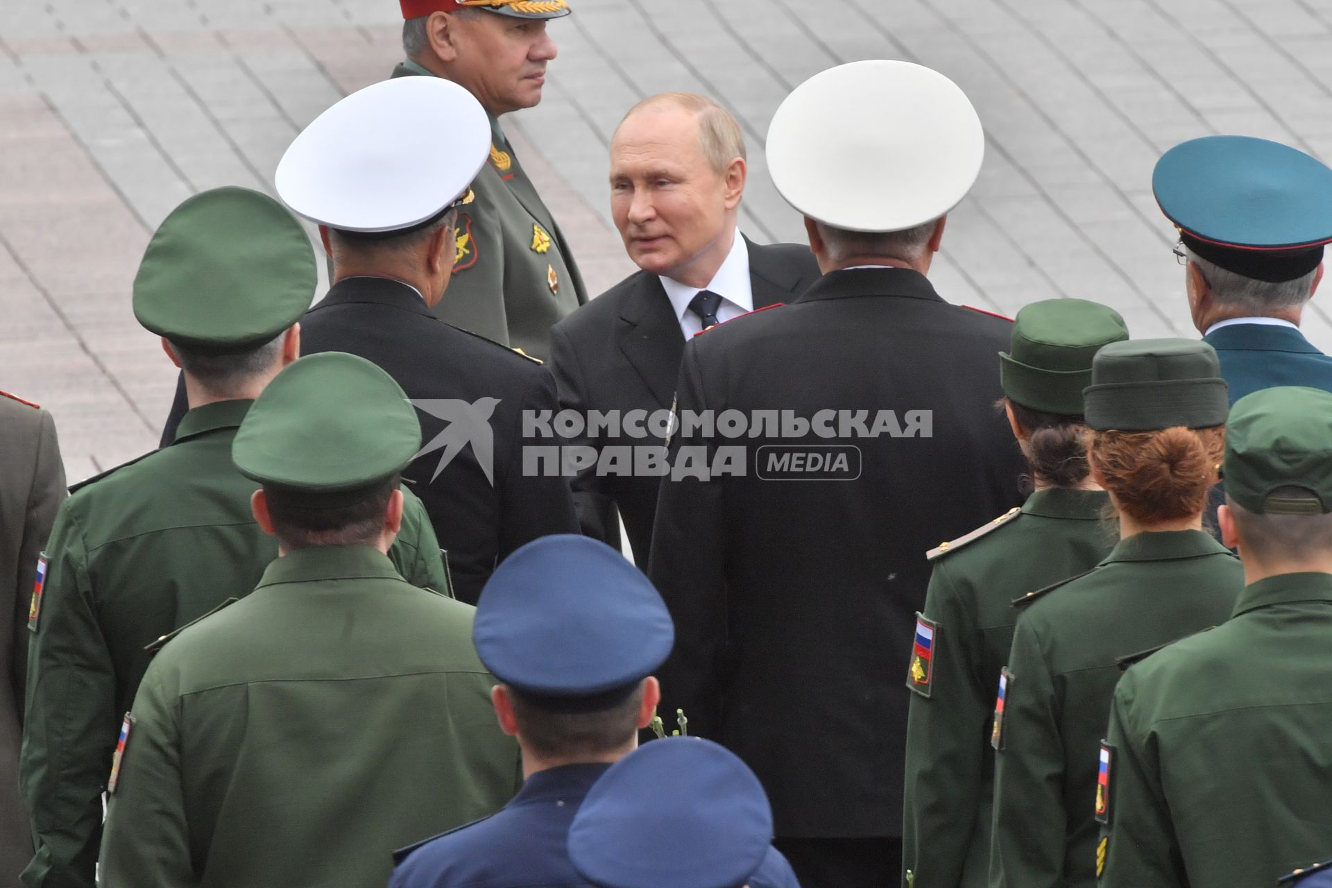 Москва. Министр обороны России Сергей Шойгу (слева) и президент России Владимир Путин во время церемонии возложения венков к Могиле Неизвестного Солдата в День памяти и скорби в 81-ю годовщину начала Великой Отечественной войны.