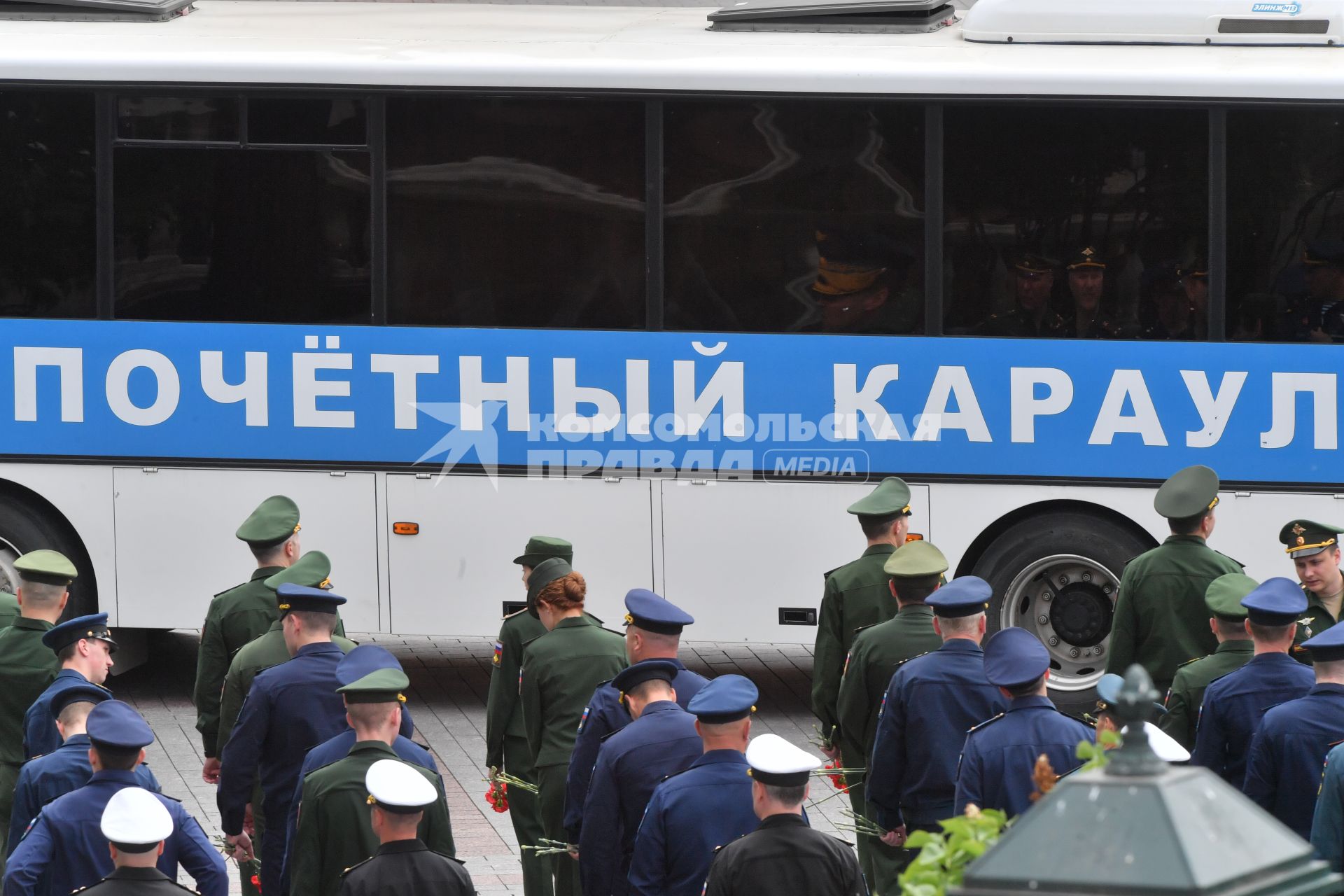 Москва. Во время церемонии возложения венков к Могиле Неизвестного Солдата в День памяти и скорби в 81-ю годовщину начала Великой Отечественной войны.