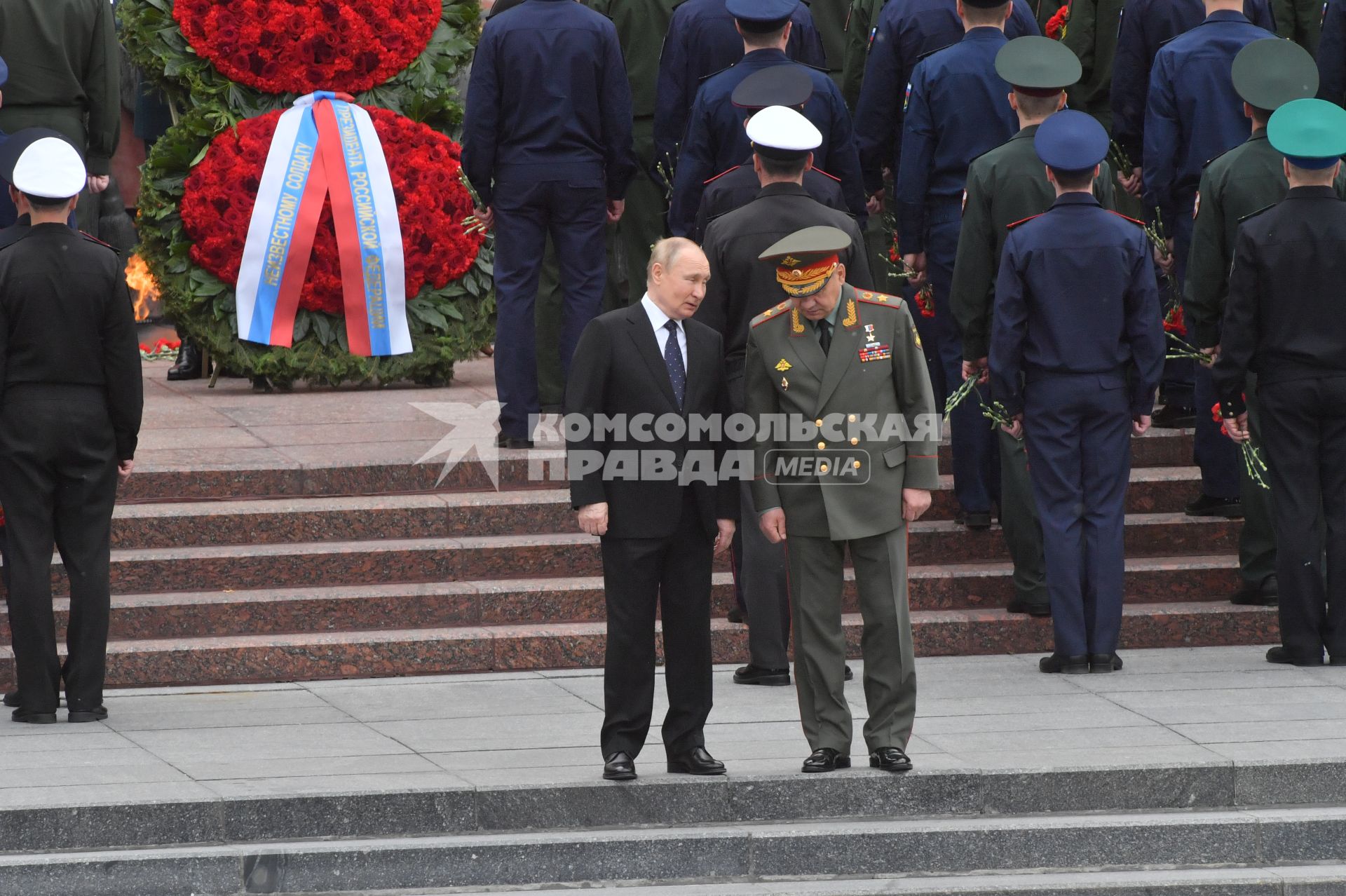 Москва. Президент России Владимир Путин и министр обороны России Сергей Шойгу (справа) во время церемонии возложения венков к Могиле Неизвестного Солдата в День памяти и скорби в 81-ю годовщину начала Великой Отечественной войны.