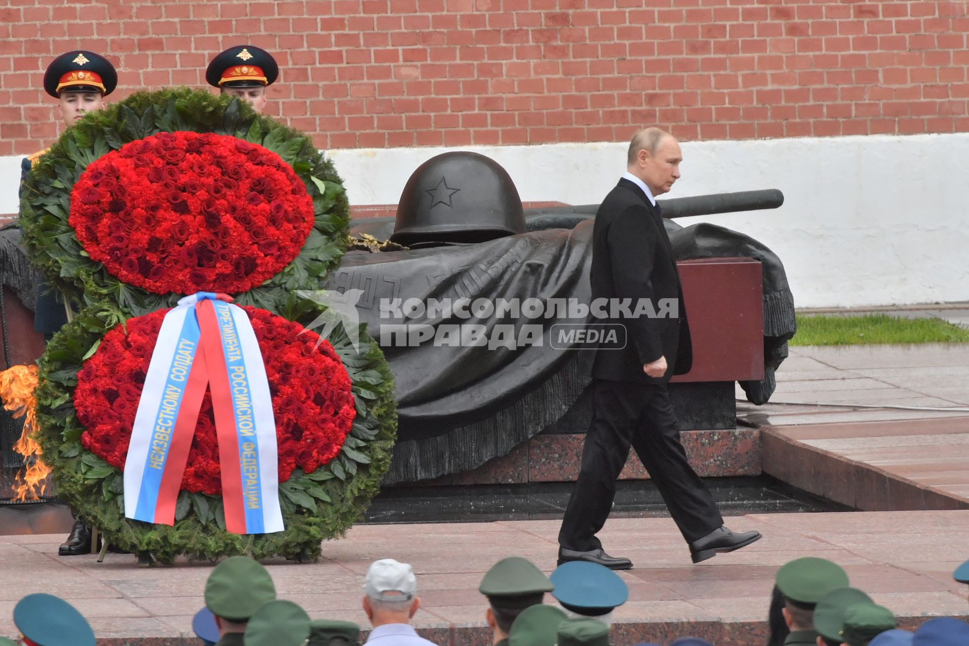 Москва. Президент России Владимир Путин во время церемонии возложения венков к Могиле Неизвестного Солдата в День памяти и скорби в 81-ю годовщину начала Великой Отечественной войны.