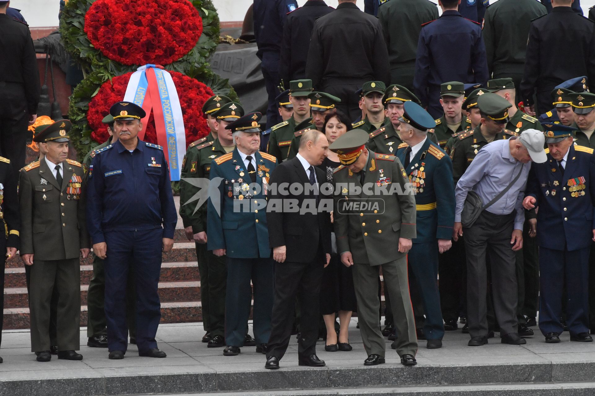 Москва. Президент России Владимир Путин и министр обороны России Сергей Шойгу (на первом плане слева направо) во время церемонии возложения венков к Могиле Неизвестного Солдата в День памяти и скорби в 81-ю годовщину начала Великой Отечественной войны.