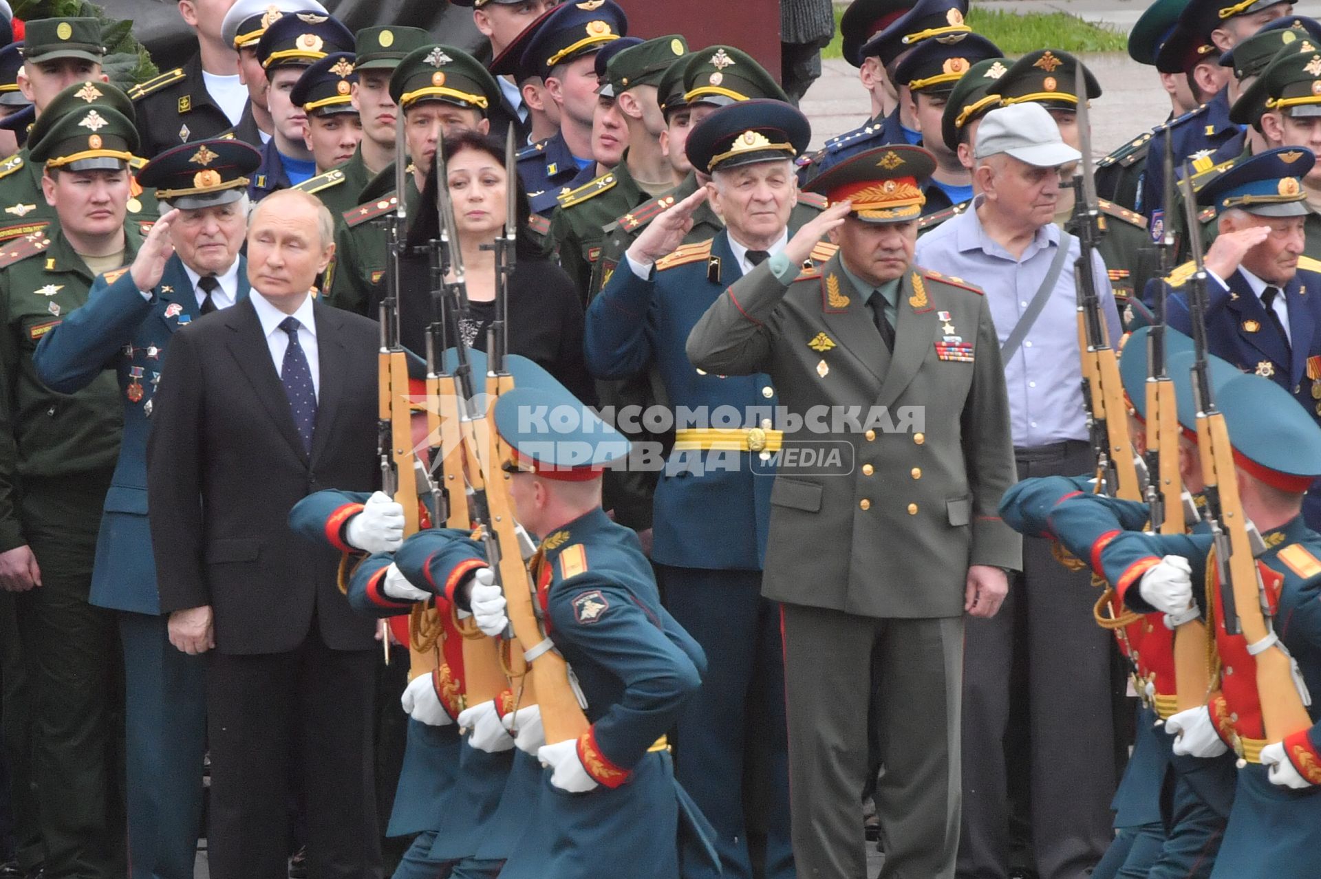 Москва. Президент России Владимир Путин и министр обороны России Сергей Шойгу (на первом плане слева направо) во время церемонии возложения венков к Могиле Неизвестного Солдата в День памяти и скорби в 81-ю годовщину начала Великой Отечественной войны.