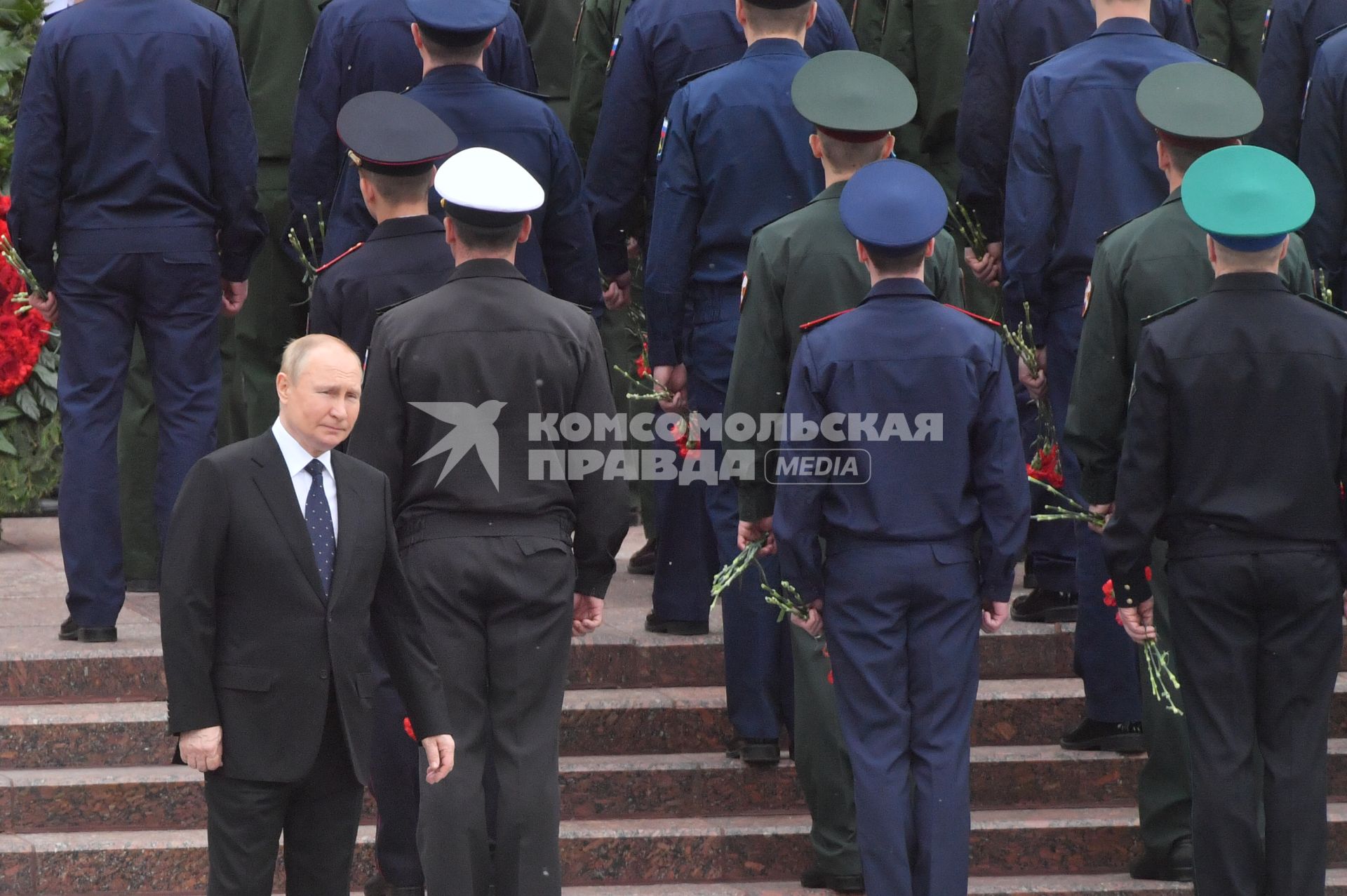 Москва. Президент России Владимир Путин во время церемонии возложения венков к Могиле Неизвестного Солдата в День памяти и скорби в 81-ю годовщину начала Великой Отечественной войны.