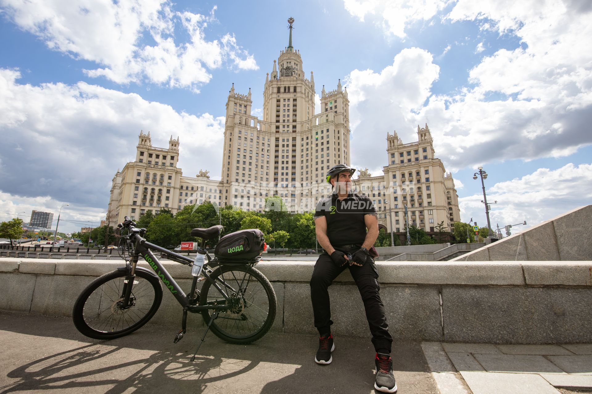 Москва. Инспектор велопатруля Центра организации дорожного движения (ЦОДД) Александр Демьяненко на Устьинской набережной.