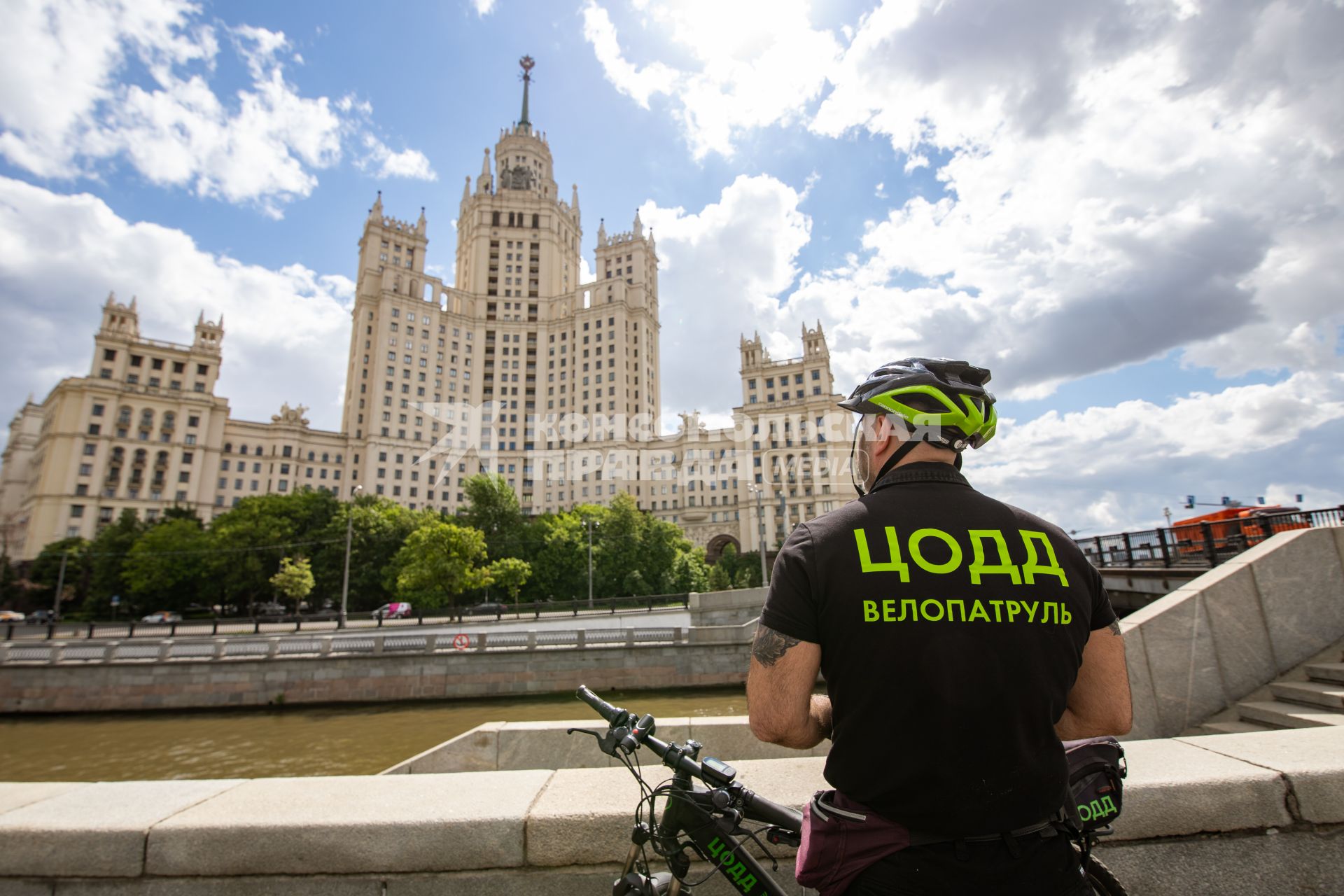 Москва. Инспектор велопатруля Центра организации дорожного движения (ЦОДД) Александр Демьяненко на Устьинской набережной.