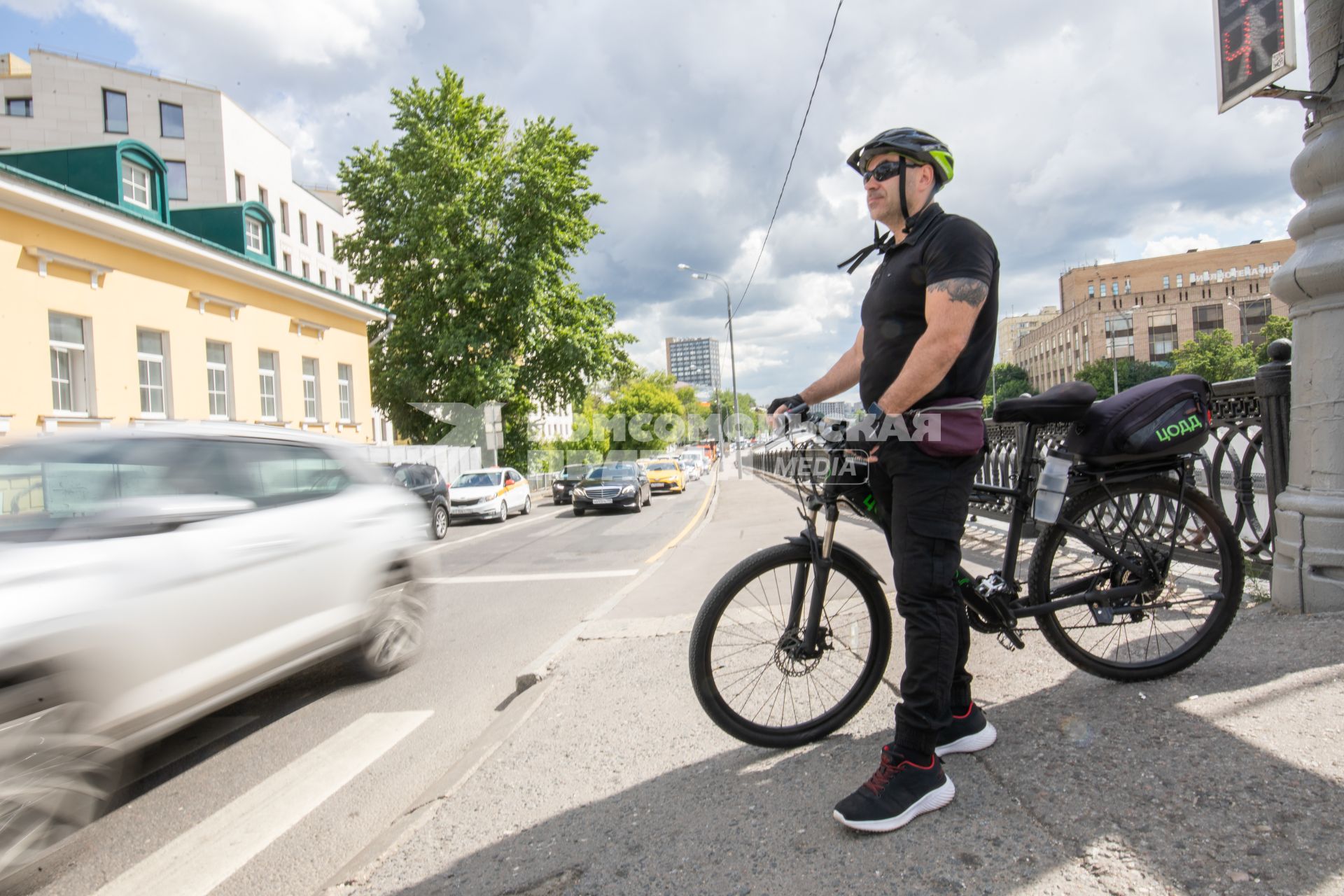 Москва. Инспектор велопатруля Центра организации дорожного движения (ЦОДД) Александр Демьяненко на одной из улиц города.