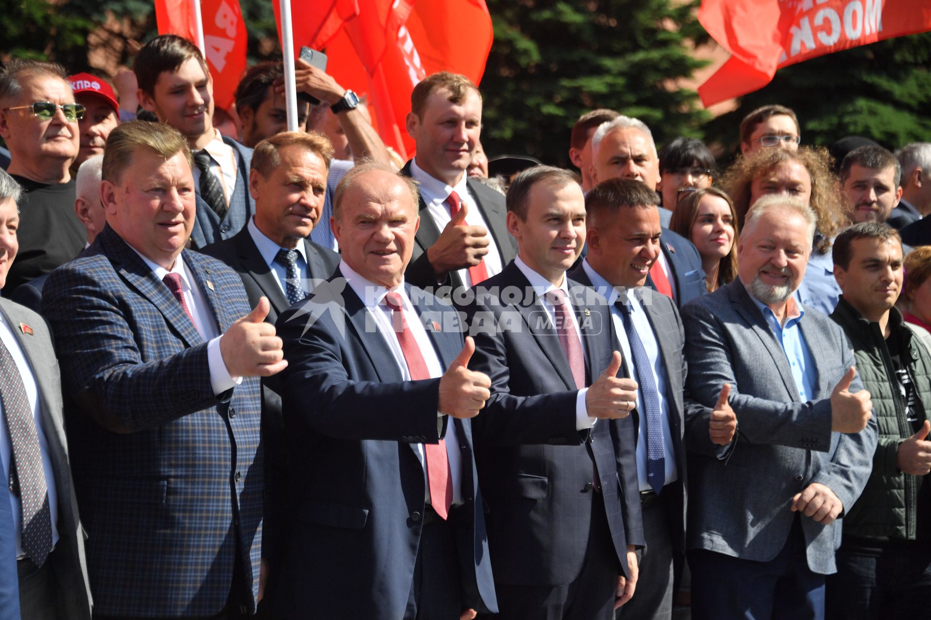 Москва. (слева направо) Член фоакции КПРФ Владимир Кашин, руководитель фракции КПРФ Геннадий Зюганов и член фракции КПРФ Юрий Афонин во время церемонии возложения венков к Могиле Неизвестного Солдата в День памяти и скорби в 81-ю годовщину начала Великой Отечественной войны.