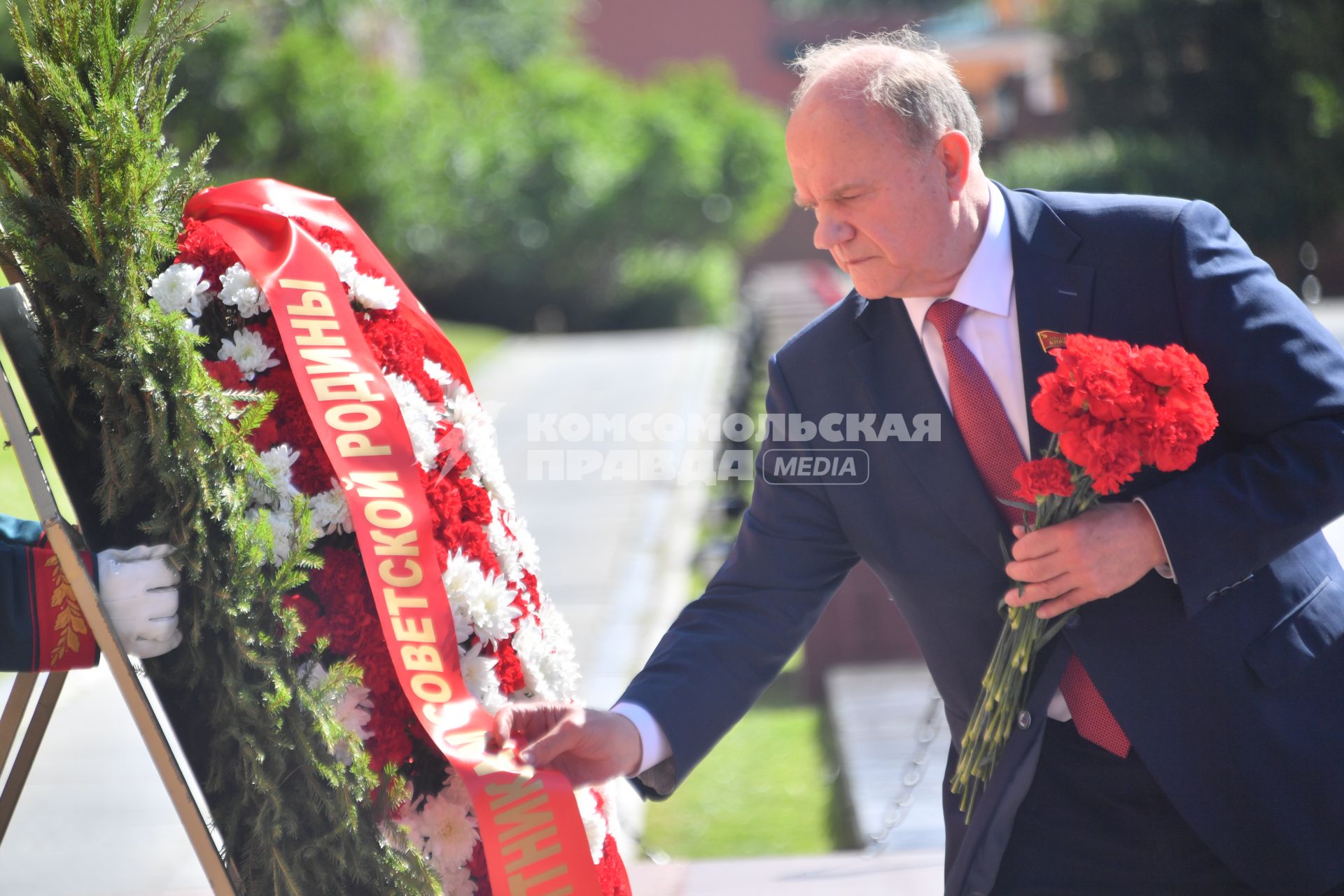 Москва. Руководитель фракции КПРФ Геннадий Зюганов во время церемонии возложения венков к Могиле Неизвестного Солдата в День памяти и скорби в 81-ю годовщину начала Великой Отечественной войны.