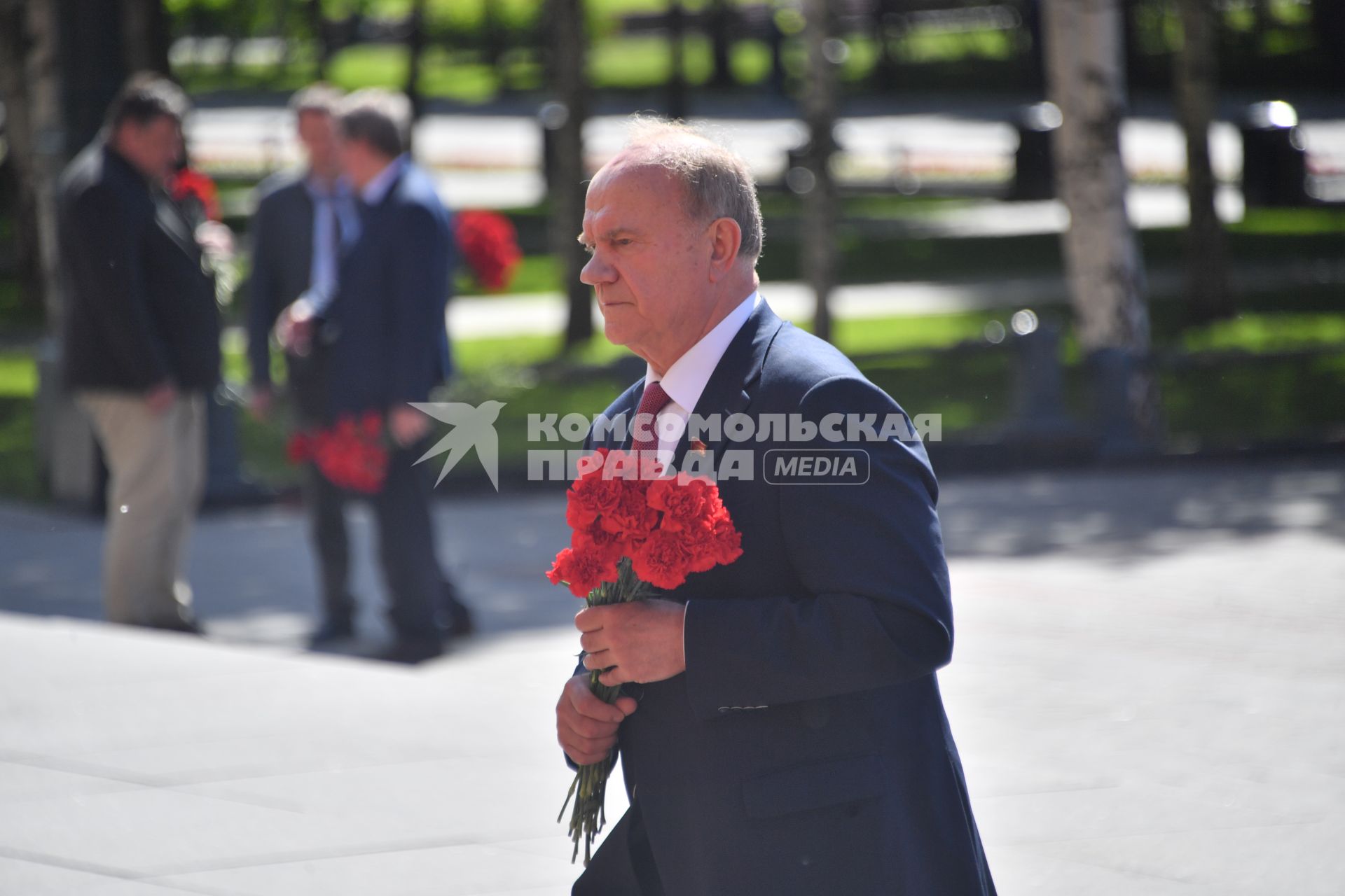 Москва. Руководитель фракции КПРФ Геннадий Зюганов во время церемонии возложения венков к Могиле Неизвестного Солдата в День памяти и скорби в 81-ю годовщину начала Великой Отечественной войны.