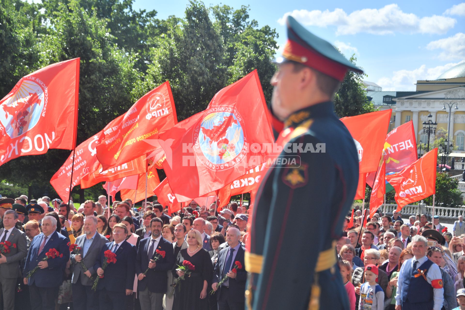 Москва. Члены фракции КПРФ  во время церемонии возложения венков к Могиле Неизвестного Солдата в День памяти и скорби в 81-ю годовщину начала Великой Отечественной войны.