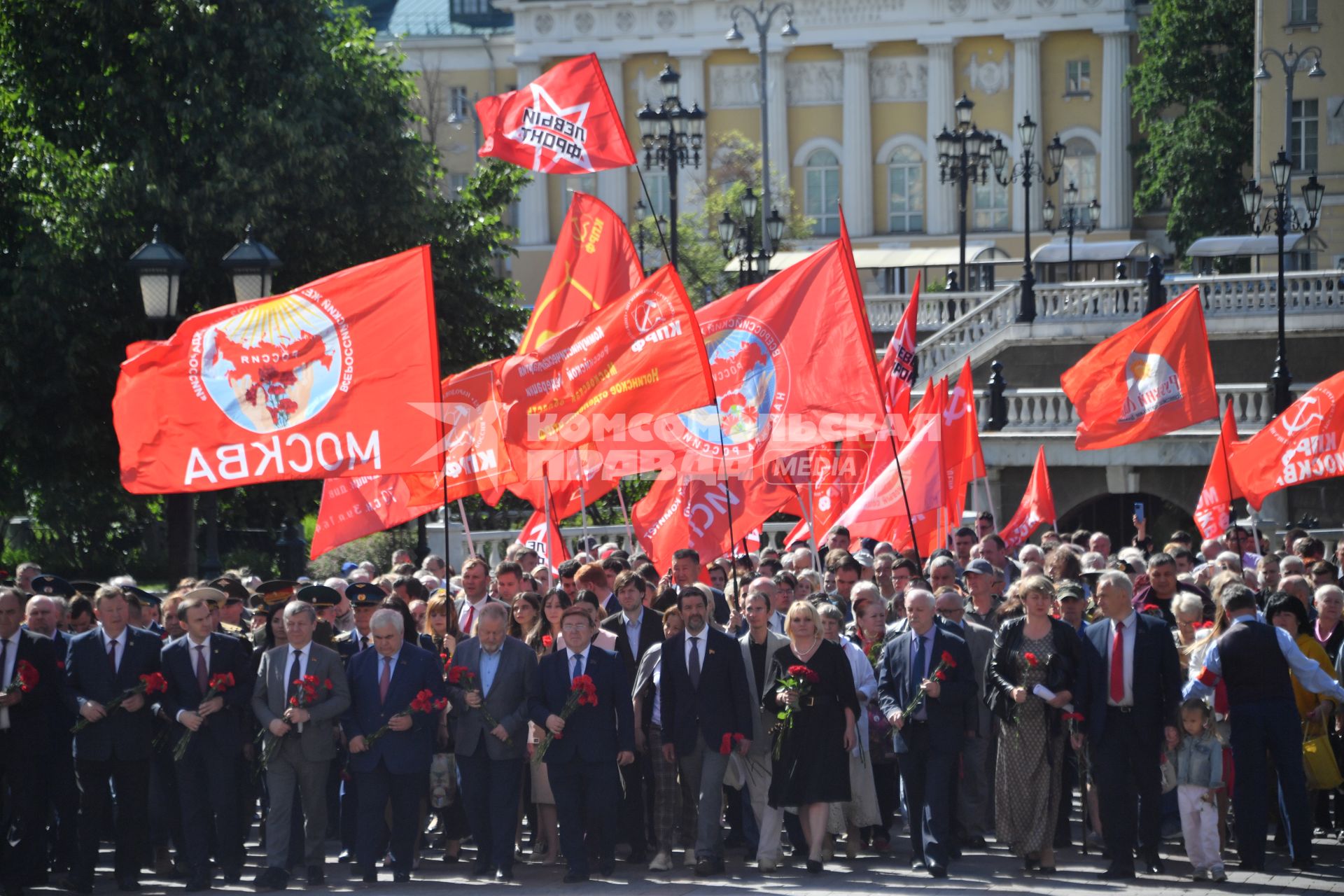 Москва. Члены фракции КПРФ  во время церемонии возложения венков к Могиле Неизвестного Солдата в День памяти и скорби в 81-ю годовщину начала Великой Отечественной войны.