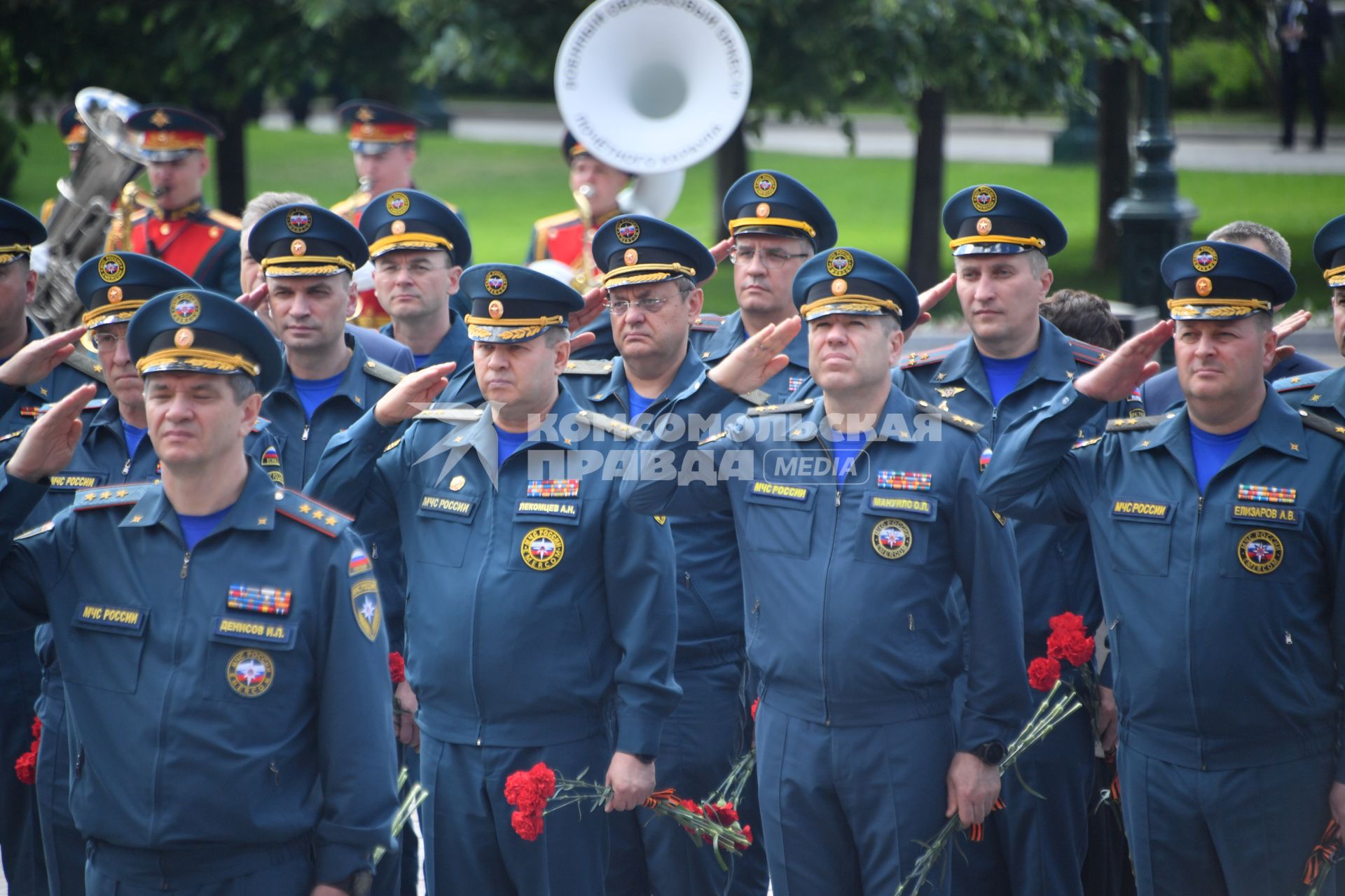 Москва. (справа налево в первом ряду) Директор Департамента оперативного управления МЧС Анатолий Елизаров, директор Департамента гражданской обороны и защиты населения МЧС Олег Мануйло и начальник Главного управления `Национальный центр управления в кризисных ситуациях` МЧС Александр Лекомцев во время церемонии возложения венков к Могиле Неизвестного Солдата в День памяти и скорби в 81-ю годовщину начала Великой Отечественной войны.