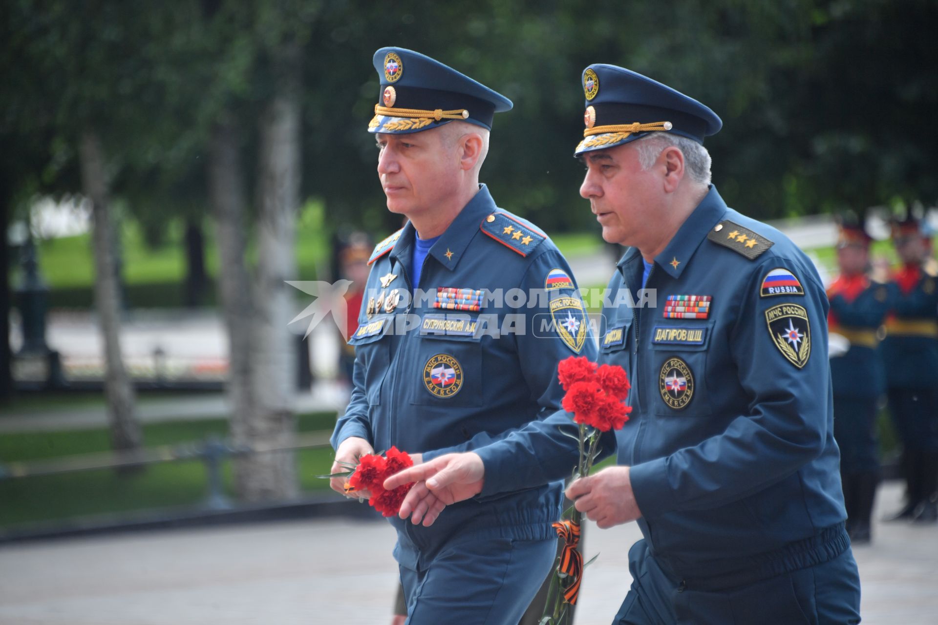 Москва. Главный государственный инспектор РФ по пожарному надзору Анатолий Супруновский (слева) и председатель Центрального совета ветеранов МЧС Шамсутдин Дагиров во время церемонии возложения венков к Могиле Неизвестного Солдата в День памяти и скорби в 81-ю годовщину начала Великой Отечественной войны.