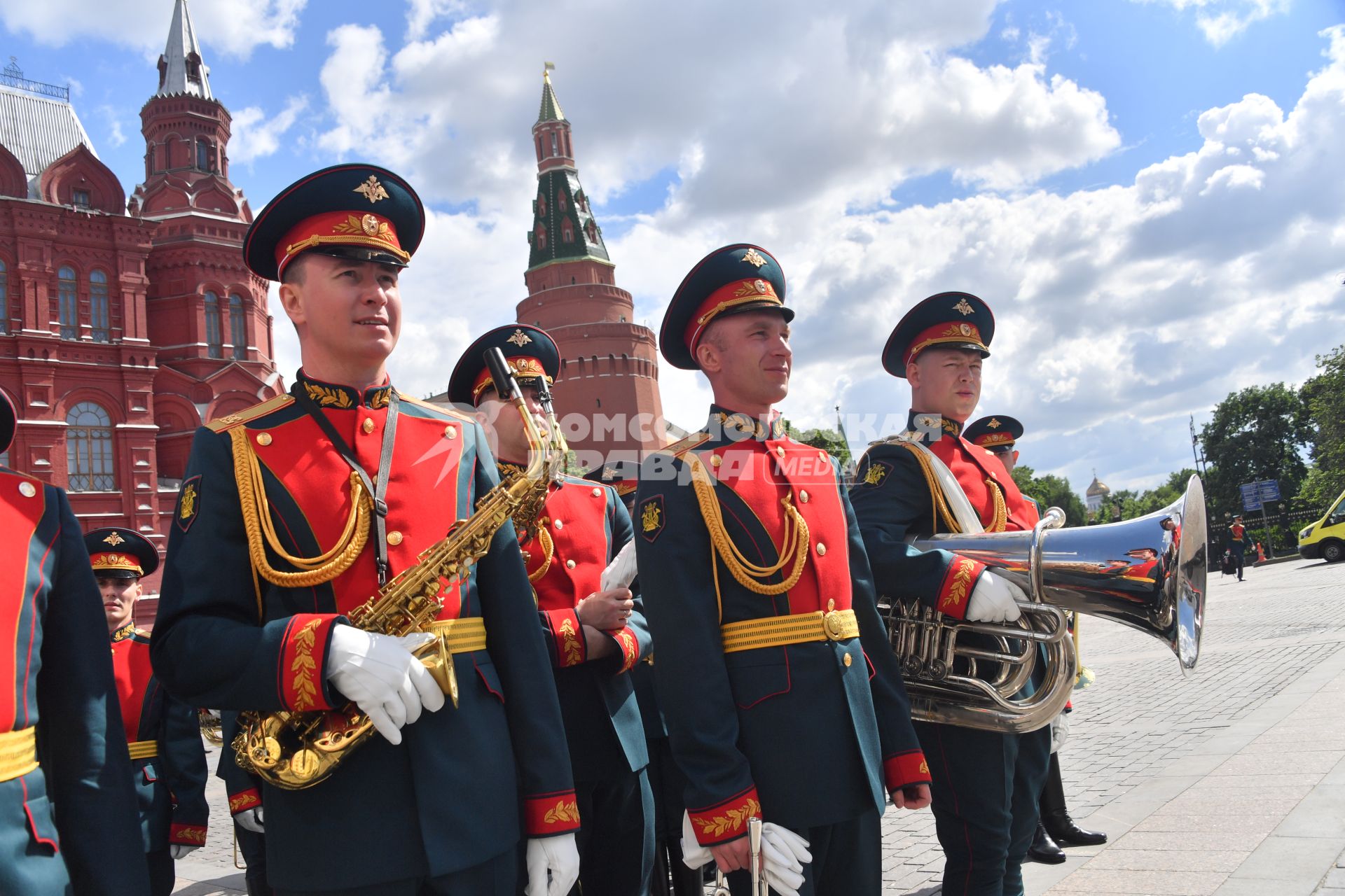 Москва. Военный образцовый оркестр Почетного караула во время церемонии возложения венков к Могиле Неизвестного Солдата в День памяти и скорби в 81-ю годовщину начала Великой Отечественной войны.