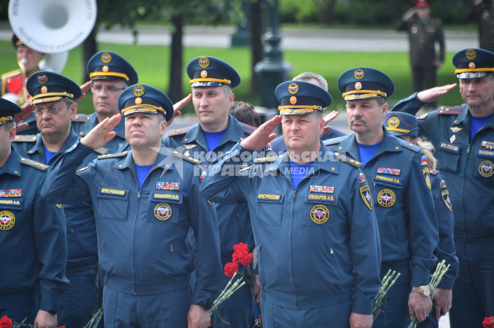 Москва. (справа налево в первом ряду) Директор Департамента оперативного управления МЧС Анатолий Елизаров и директор Департамента гражданской обороны и защиты населения МЧС Олег Мануйло во время церемонии возложения венков к Могиле Неизвестного Солдата в День памяти и скорби в 81-ю годовщину начала Великой Отечественной войны.