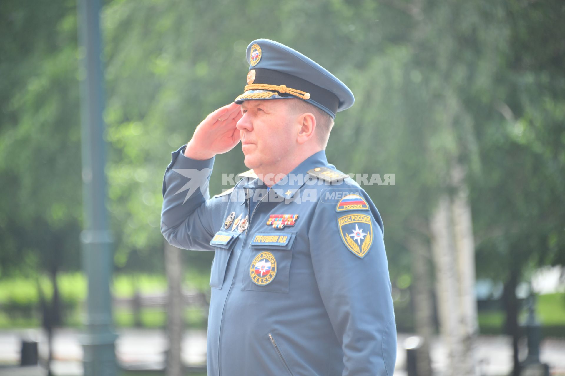 Москва. Заместитель министра МЧС Николай Гречушкин во время церемонии возложения венков к Могиле Неизвестного Солдата в День памяти и скорби в 81-ю годовщину начала Великой Отечественной войны.